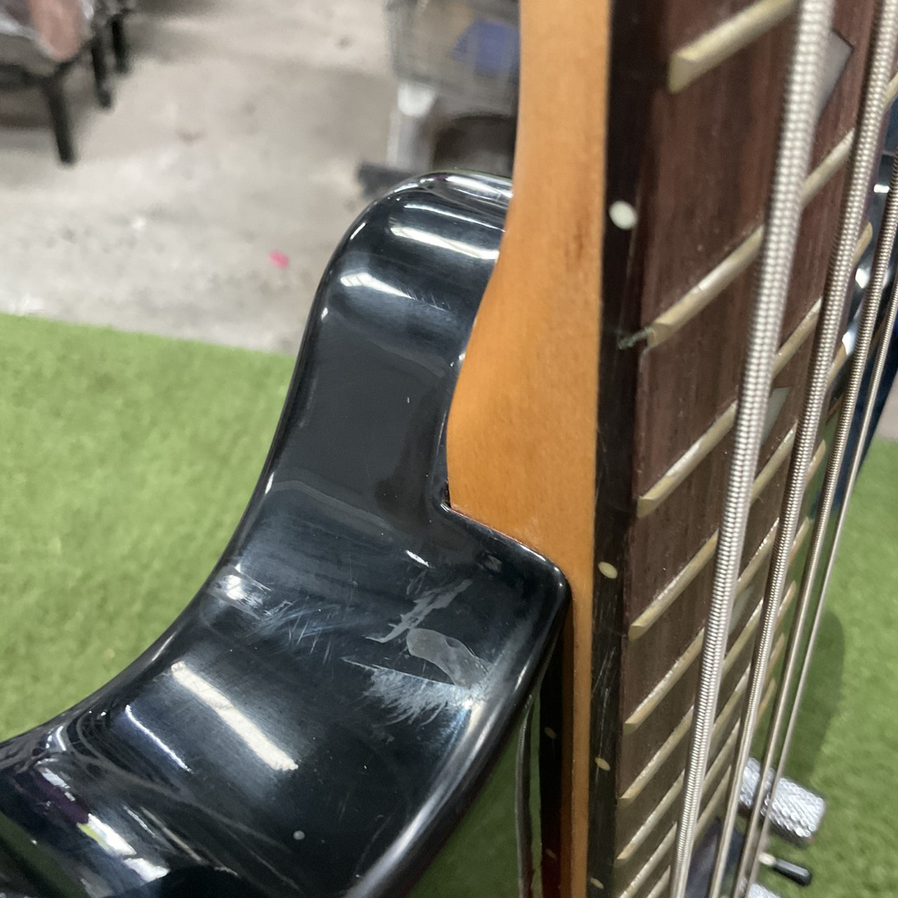 กีต้าร์เบส R