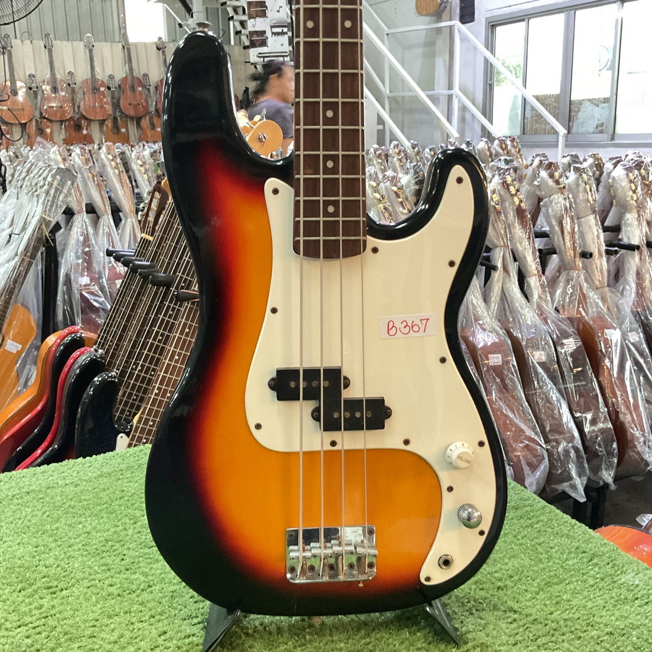 กีต้าร์เบส Legend