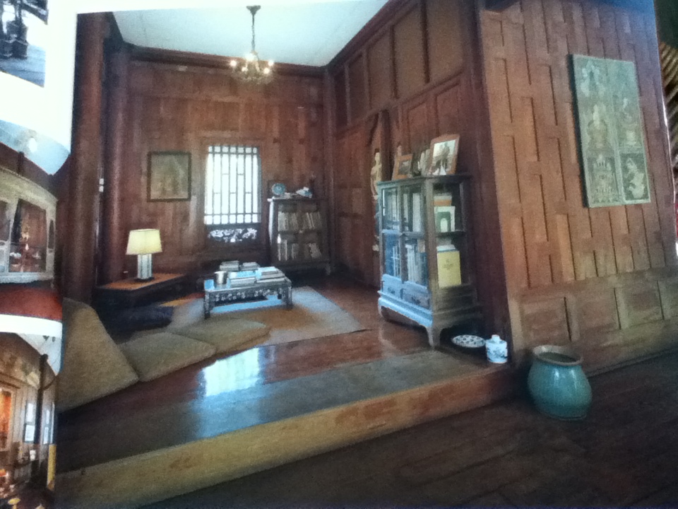 The Thai House: History and Evolution / Ruethai Chaichongrak, et al.