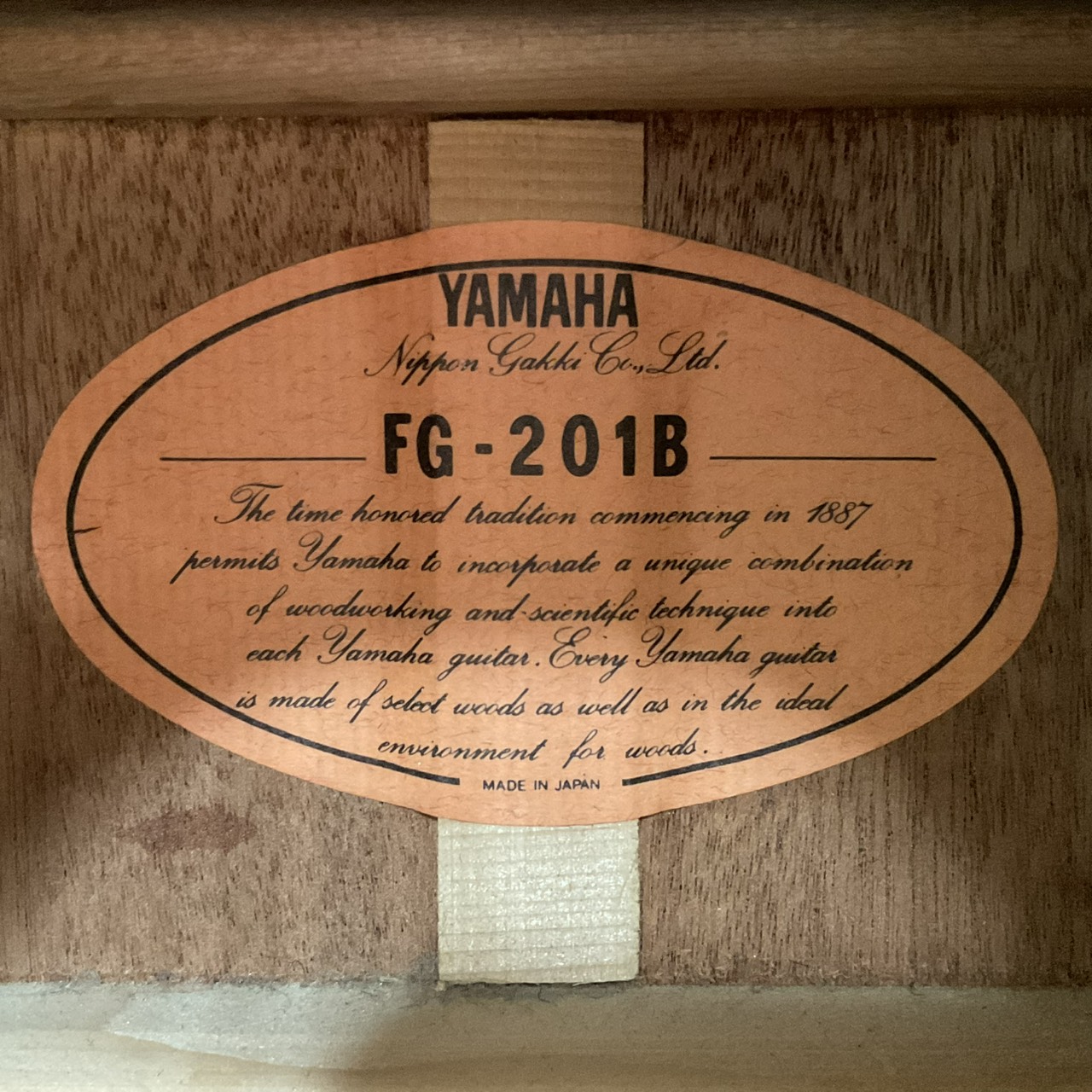 กีต้าร์โปร่งไฟฟ้า YAMAHA : FG-201B