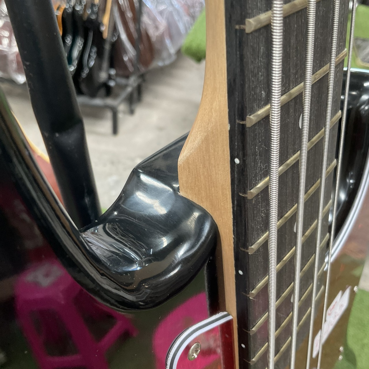 กีต้าร์เบส Gion