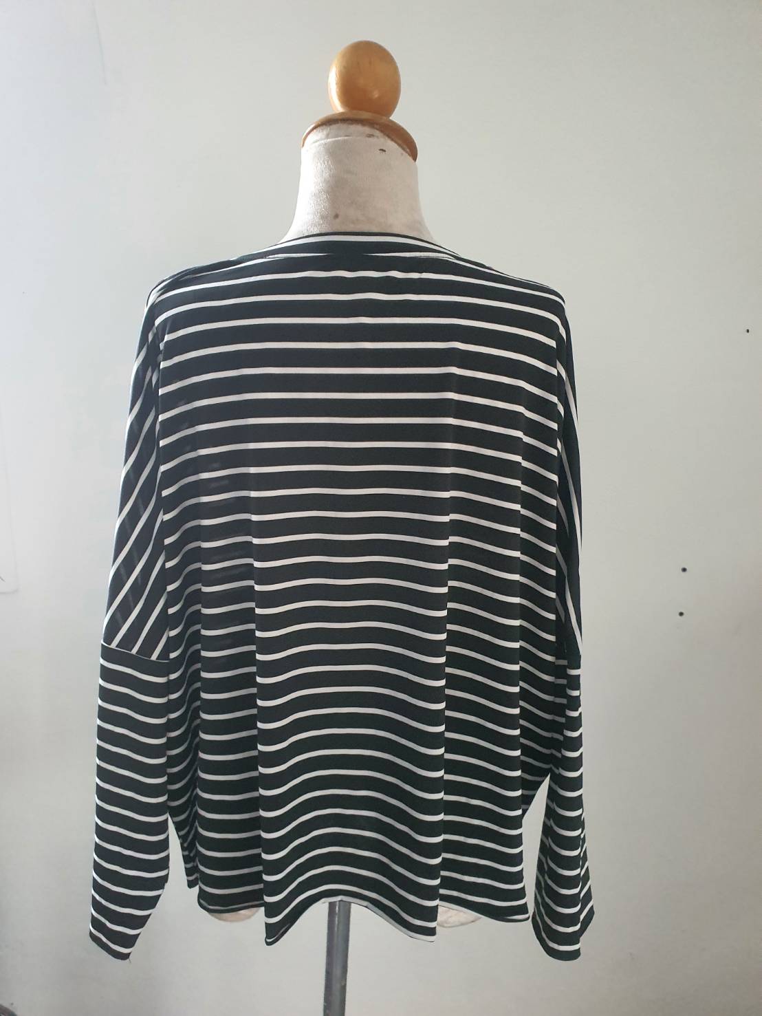 FF05789 เสื้อผ้ามือสอง สีดำลายทาง แบรนด์ อก free-62 นิ้ว