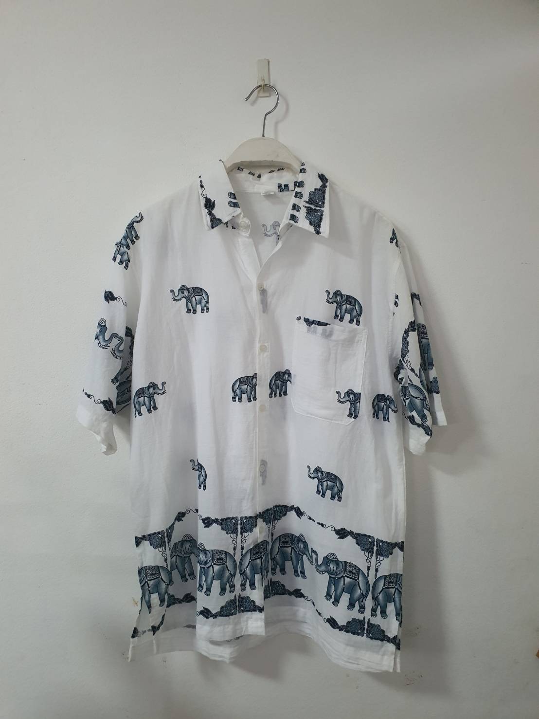 FF06310 เสื้อเชิ้ตมือสอง สีขาว ลายช้างไทย อก 43 นิ้ว