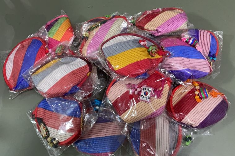 กระเป๋าเกาหลี กระเป๋าพื้นบ้านเกาหลีแถบสีหัตถกรรม กระเป๋าเกาหลีใส่เหรียญ 한국 민속 컬러 스트립 수공예 동전 지갑 클러치 가방, 보관 가방 동전 가방 관광 기념품