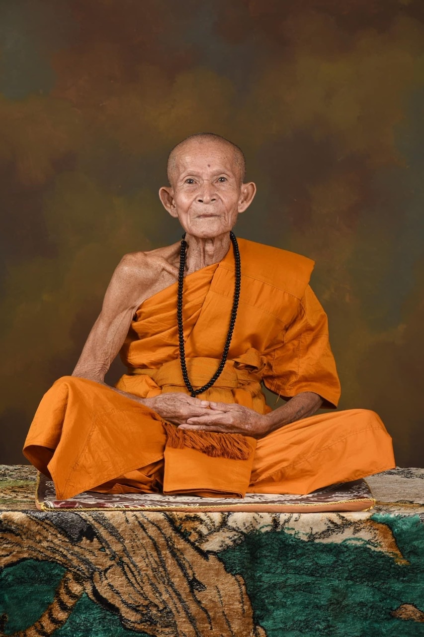 เหรียญท้าวเวสสุวรรณจาตุมหาราชิกา รุ่นปาฏิหารณ์ประทานพร หลวงปู่จันทร์ วัดน้ำแป้งวนาราม จ.พะเยา เนื้อบรอนส์ขาวDrawing องค์สีแดง หลังเปลวน้ำเงิน