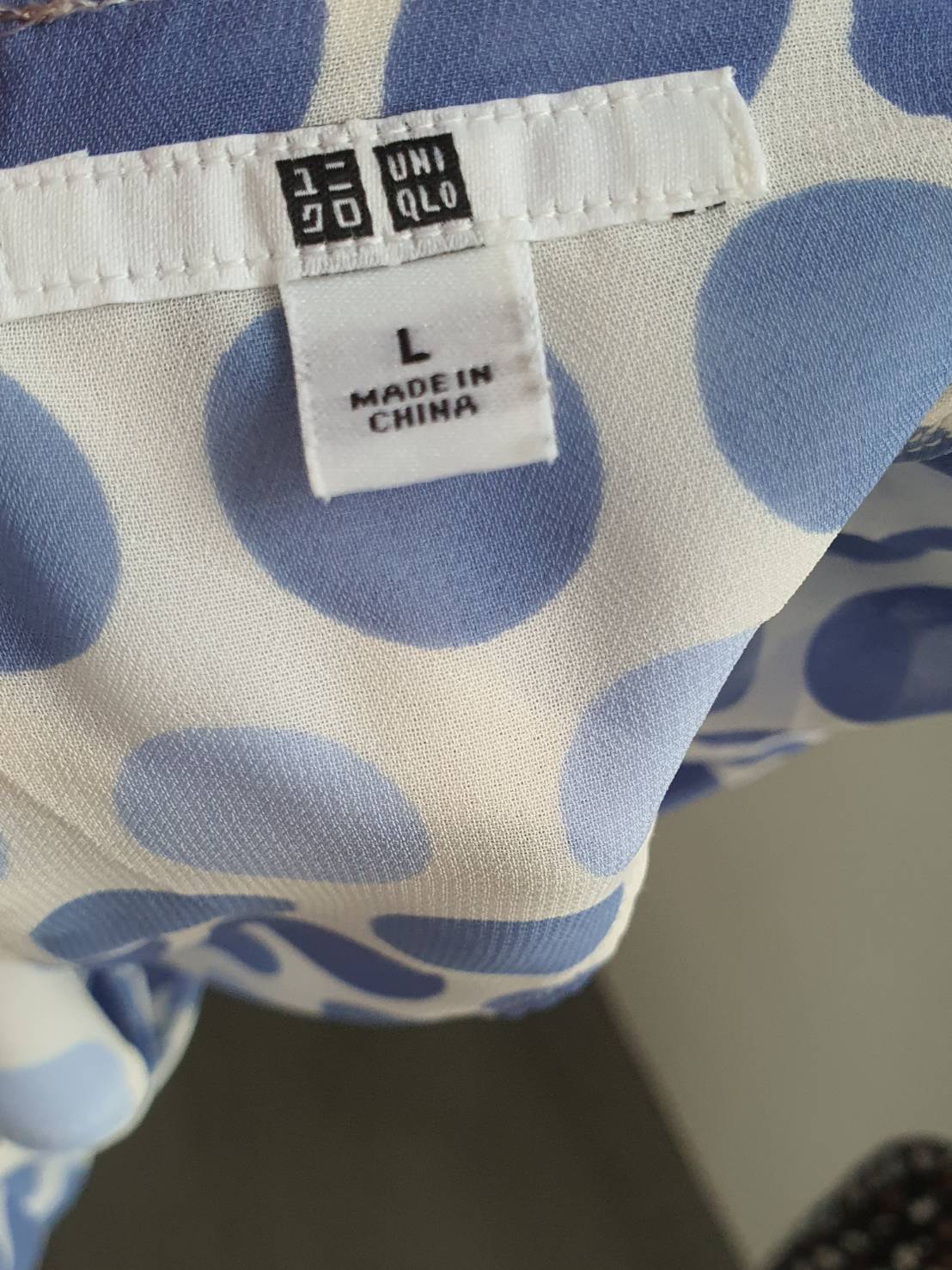 FF05481 เสื้อผ้าชีฟอง สีขาวลายจุดฟ้า แบรนด์ UNIQLO
