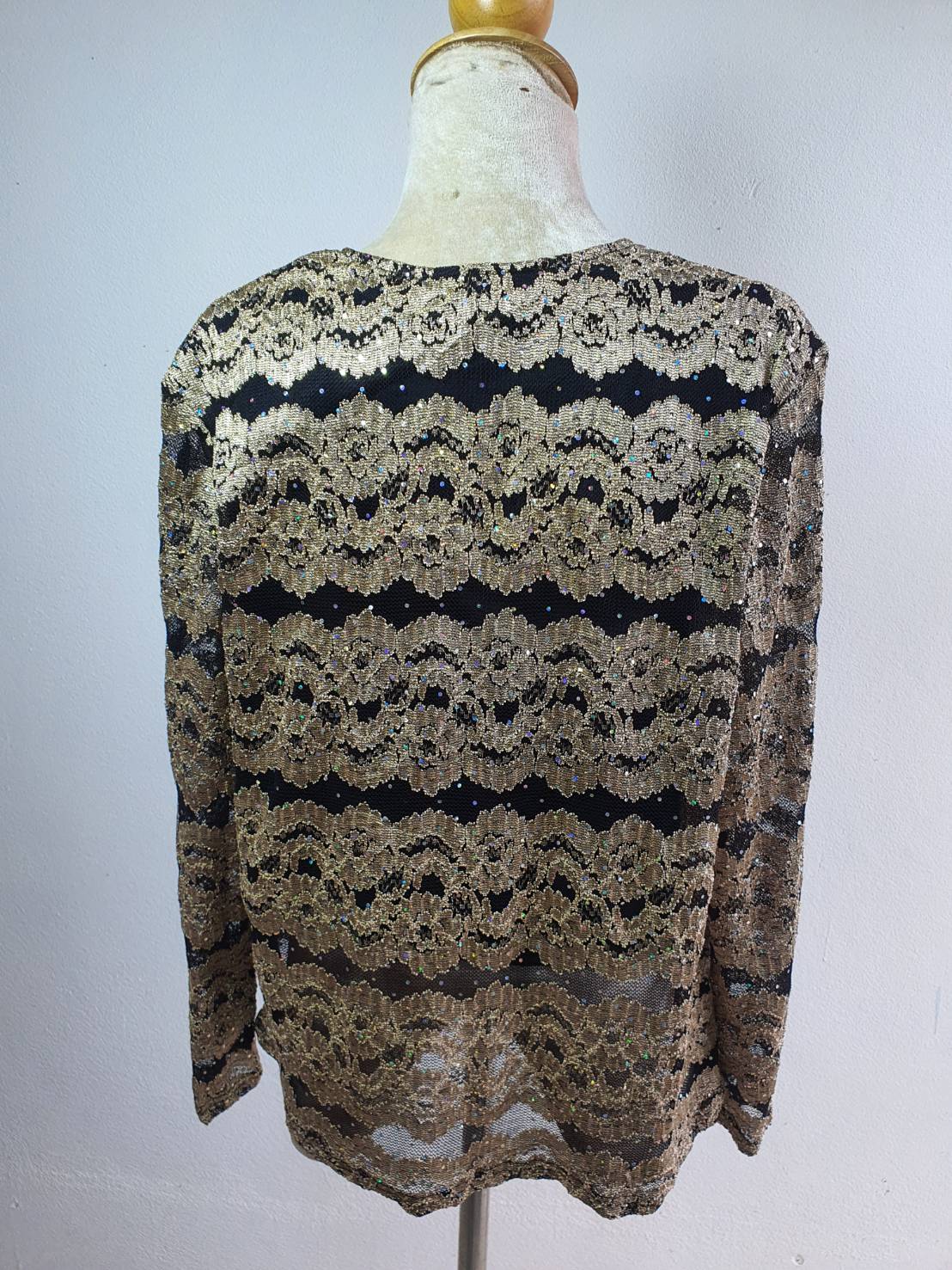 FF04065 เสื้อผ้ามือสอง ลายวิ้งๆ แบรนด์ R&M Richards อก 42-45 นิ้ว
