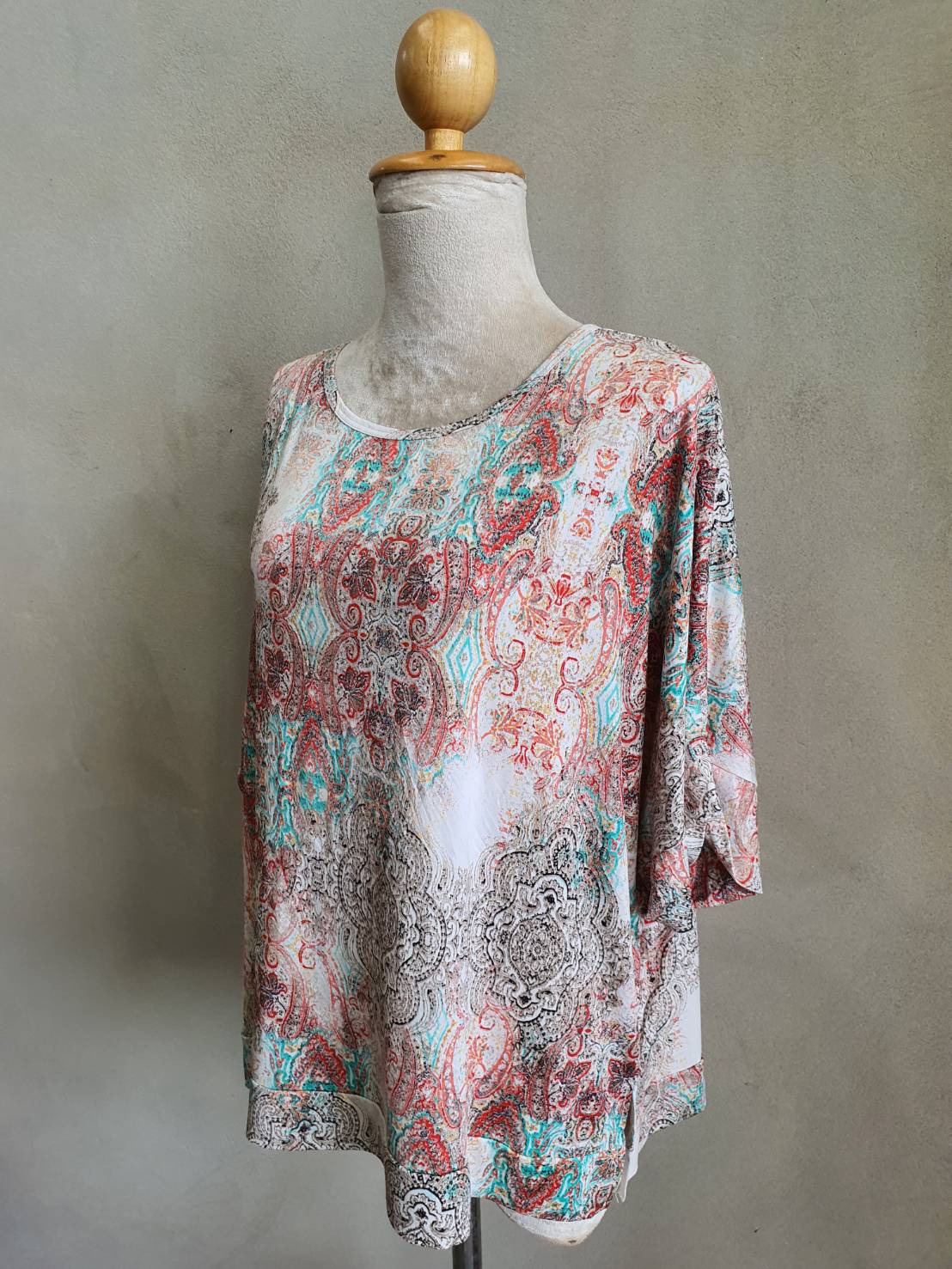 FF04323 เสื้อผ้ามือสอง ลวดลายสวยๆ อก free-52 นิ้ว