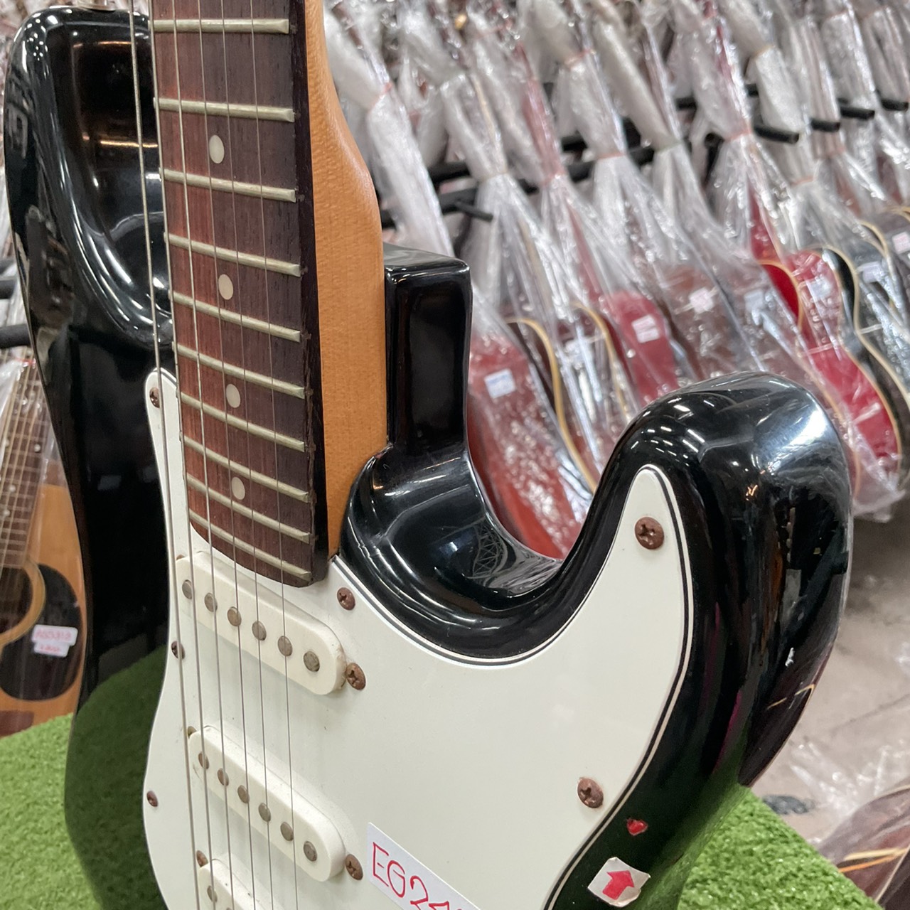 กีต้าร์ไฟฟ้า ยี่ห้อตามภาพ