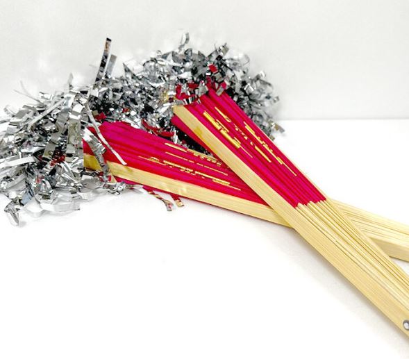 พัดฟ้อนรำเกาหลี พัดฟ้อนรำพื้นบ้านเกาหลีปลายพัดทำจากกระดาษฟอยล์ 한국 댄스 팬 한국의 민속춤 부채, 부채의 끝부분은 호일 종이로 되어 있습니다 Korean Dance Fan Korean Folk Dance Fan [The Tip of the Fan is Made of Foil Paper]