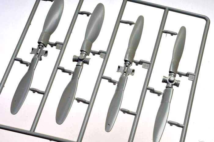 โมเดลเครื่องบินรบ Kinetic Model 1/24 KI-K3212 P-47D Thunderbolt Mk.1