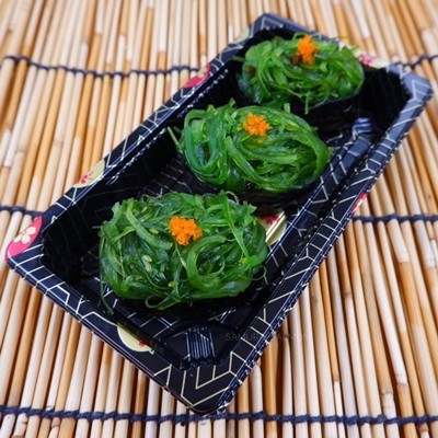 ซูชิหน้ายำสาหร่าย - Wakame Sushi (3 pcs.)