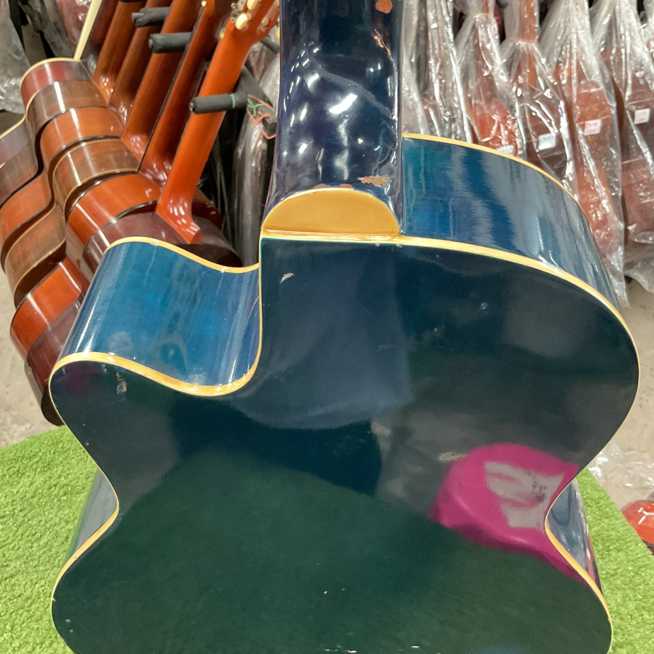 กีต้าร์โปร่งไฟฟ้า Mavis