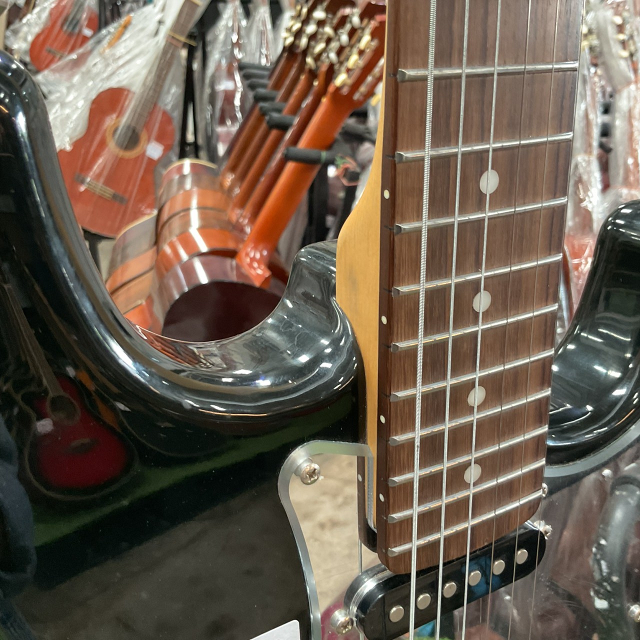 กีต้าร์ไฟฟ้า Mavis