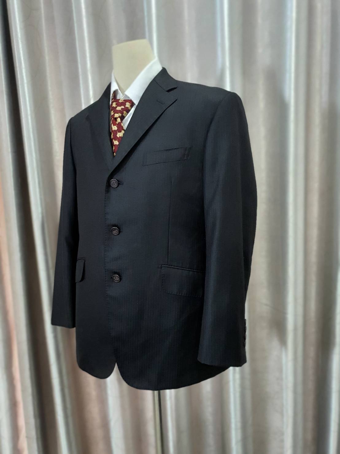 Suit0081 เสื้อสูท สีดำลาย เหลือบเงาเล็กน้อย มือสอง แบรนด์ Takashimaya อก 40 นิ้ว