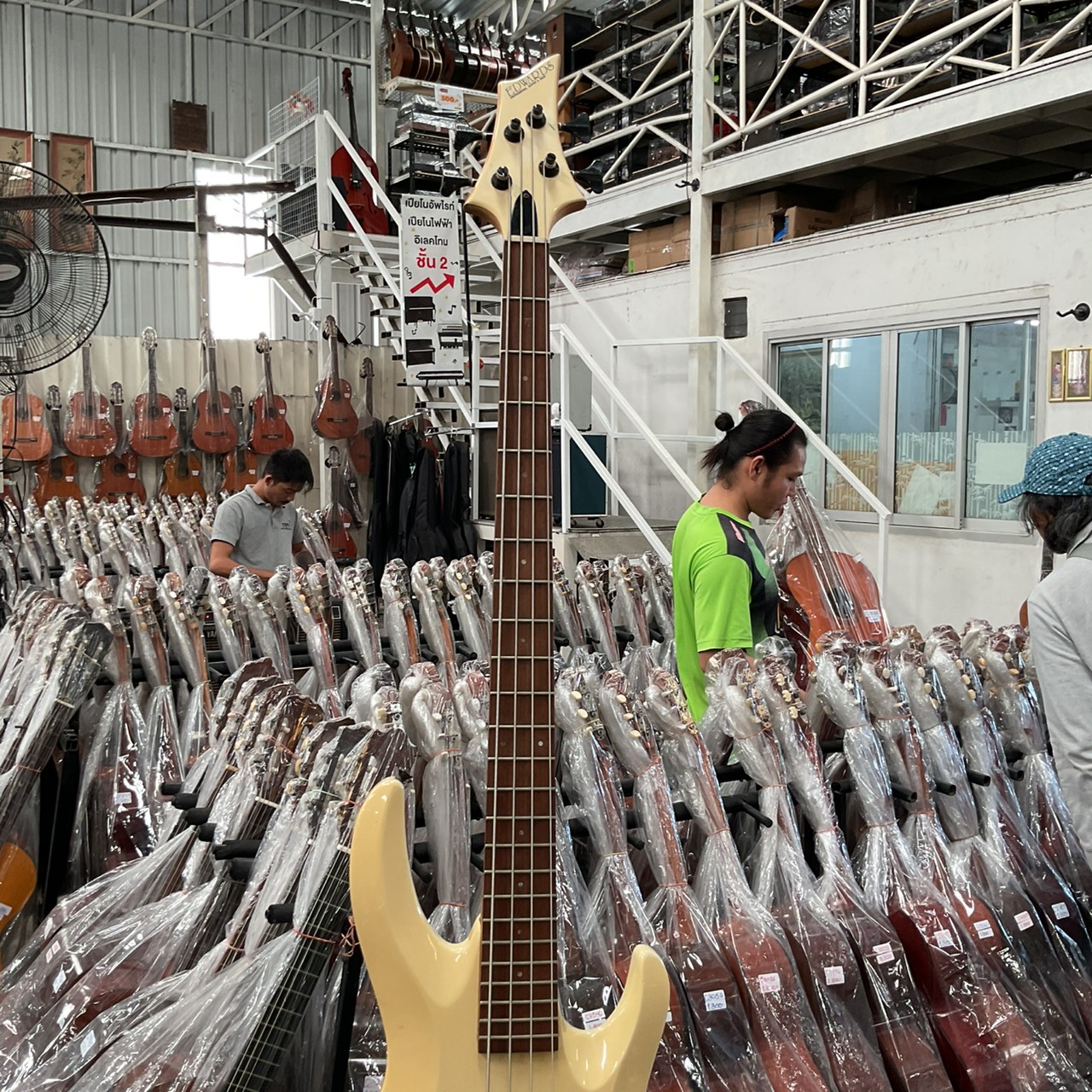 กีต้าร์เบส EDWARDS