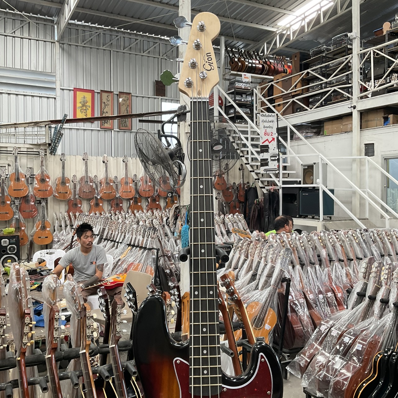 กีต้าร์เบส Gion