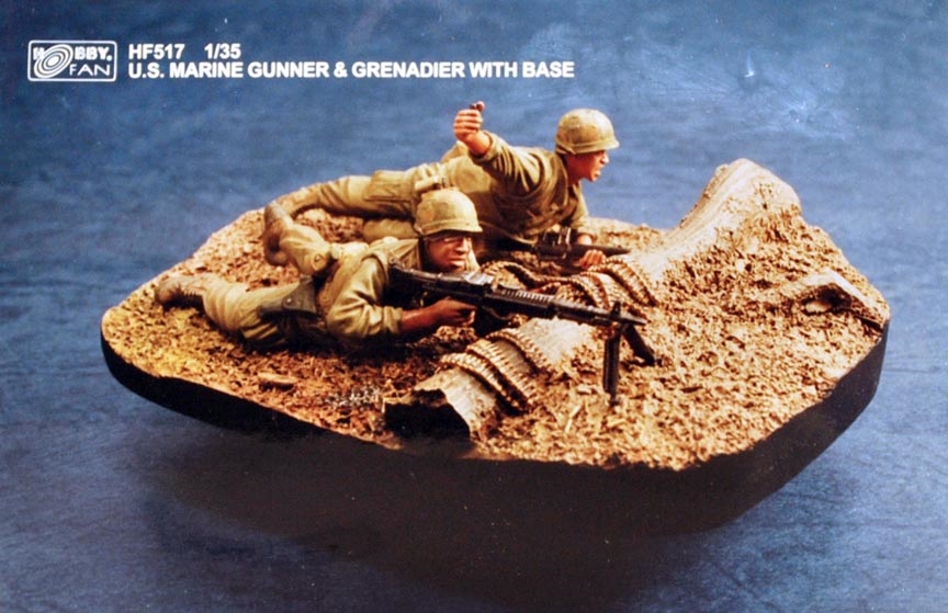 โมเดลฟิกเกอร์ทหารพร้อมฐาน AFV ขนาด 1/35 HF517 US.MARINES GUNNER & GRENADIER WITH BASE