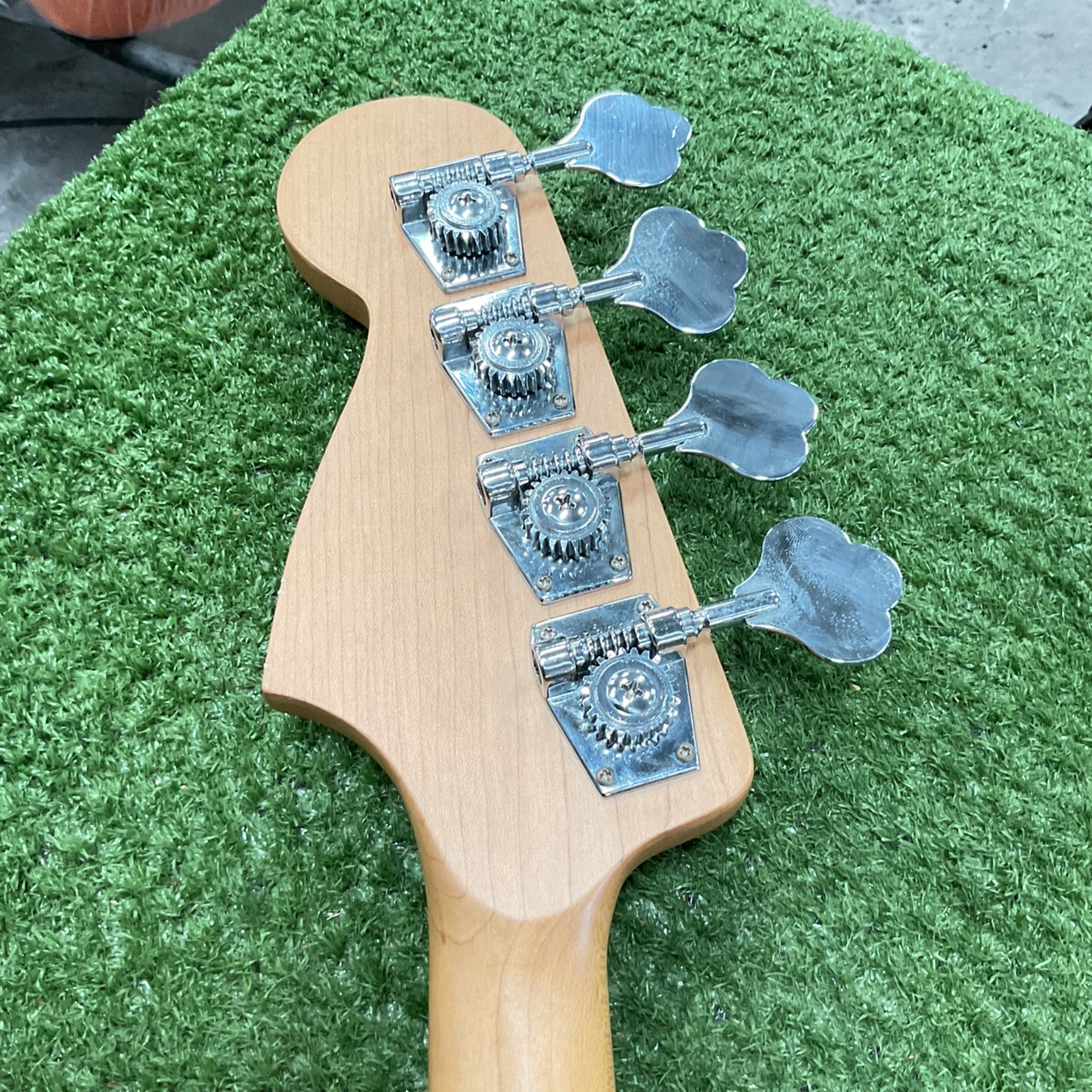 กีต้าร์เบส Legend