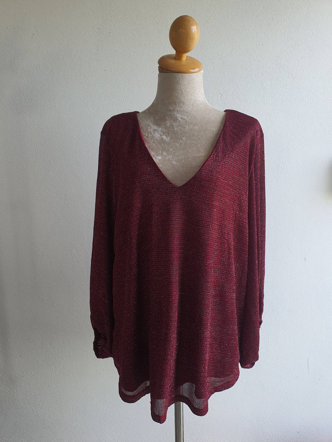 FF04025 เสื้อผ้ามือสอง สีแดงวิ้งๆ แบรนด์ maurices อก 48-50 นิ้ว