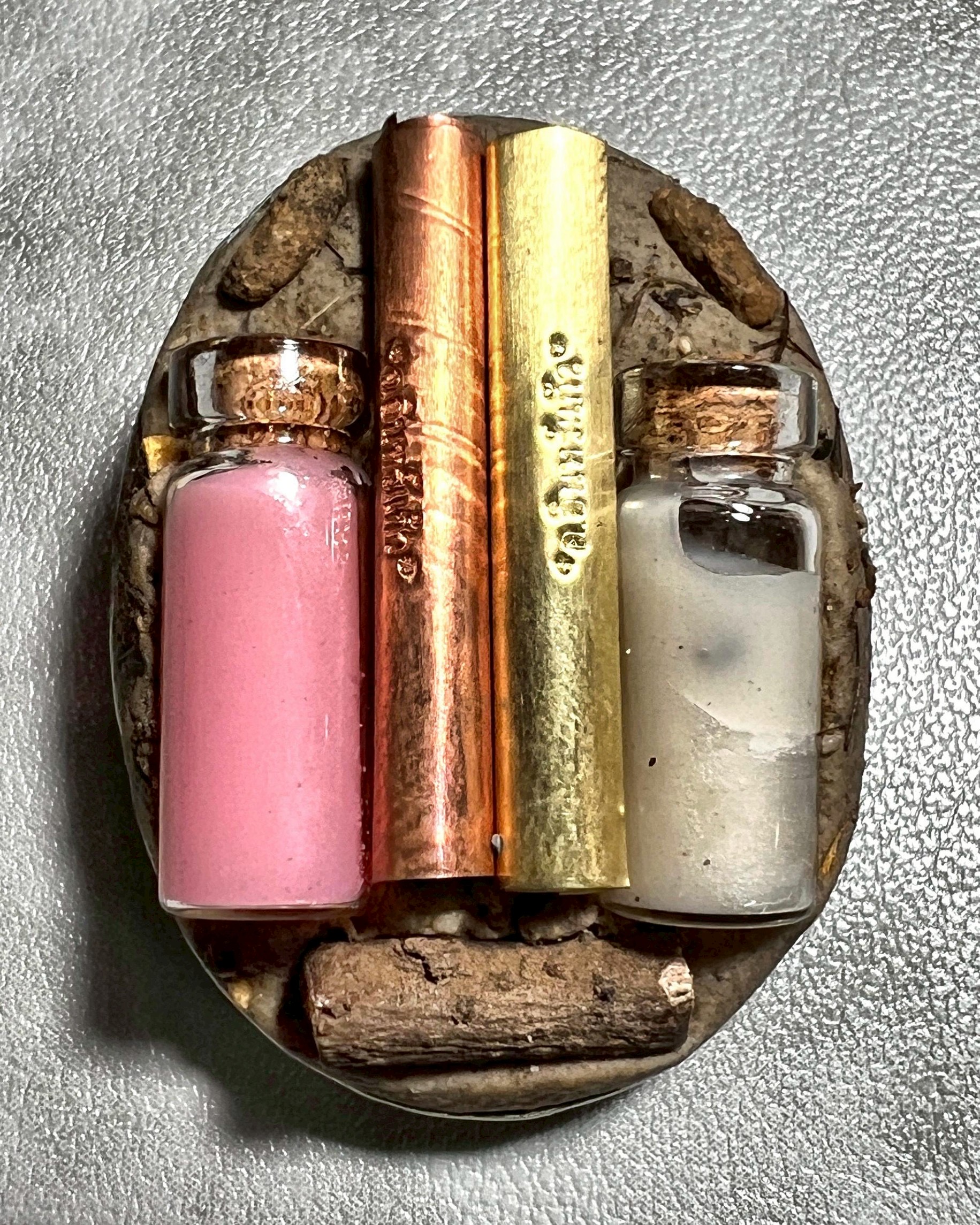 ล็อกเก็ตครูพิสนูแก้ว3โลก (ขนาดกลาง) Three Sacred Orbs God Locket. (medium size) SKU-04003