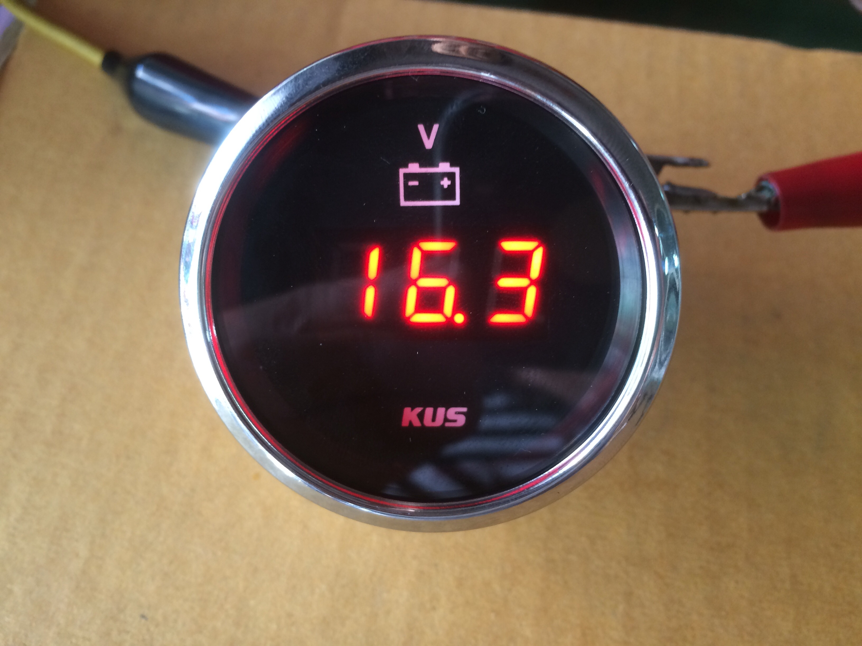 เกจ์วัดโวลท์ดิจิตอล 12-24V กันน้ำ KUS