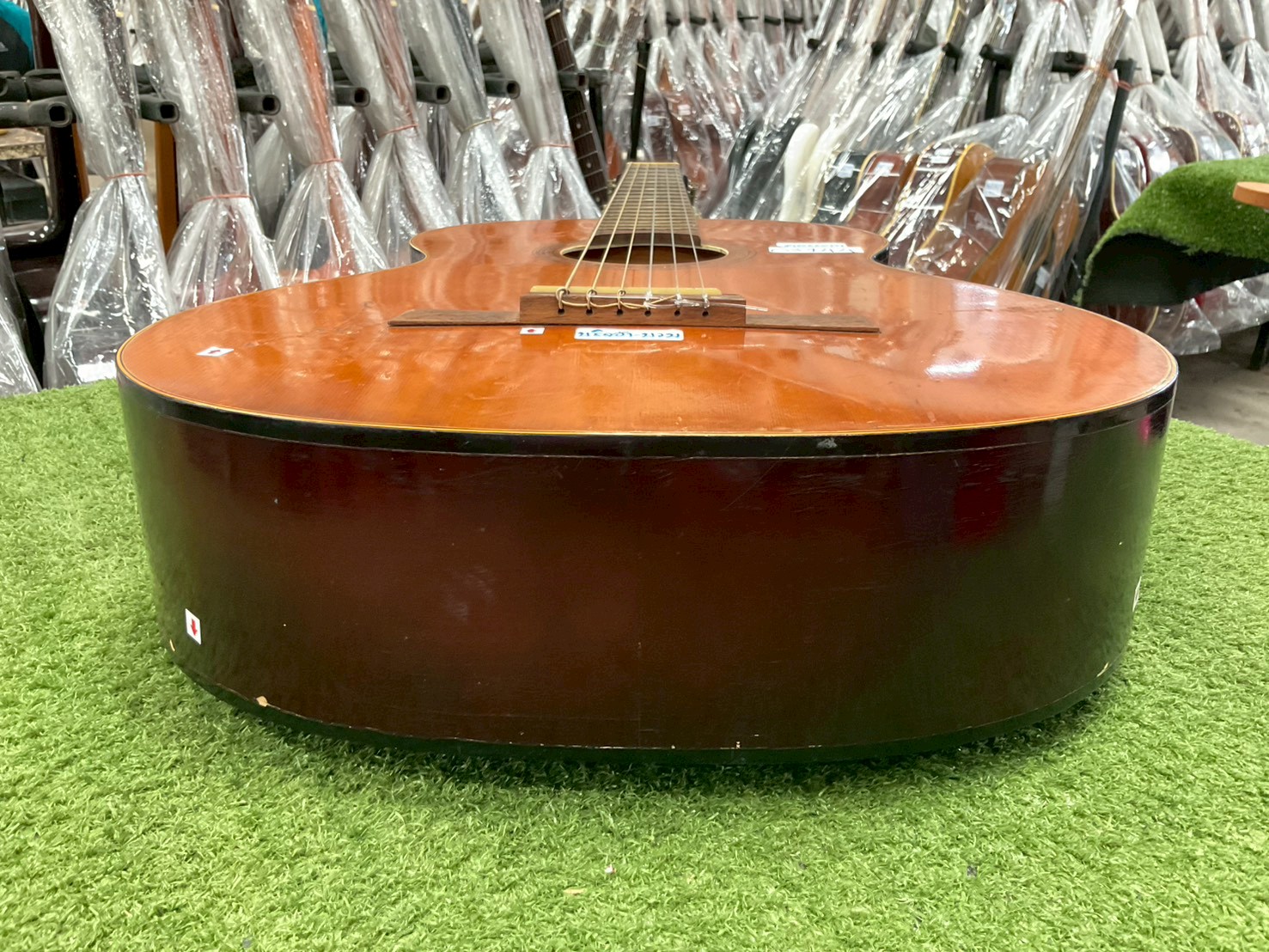 กีต้าร์คลาสสิค ยี่ห้อตามภาพ