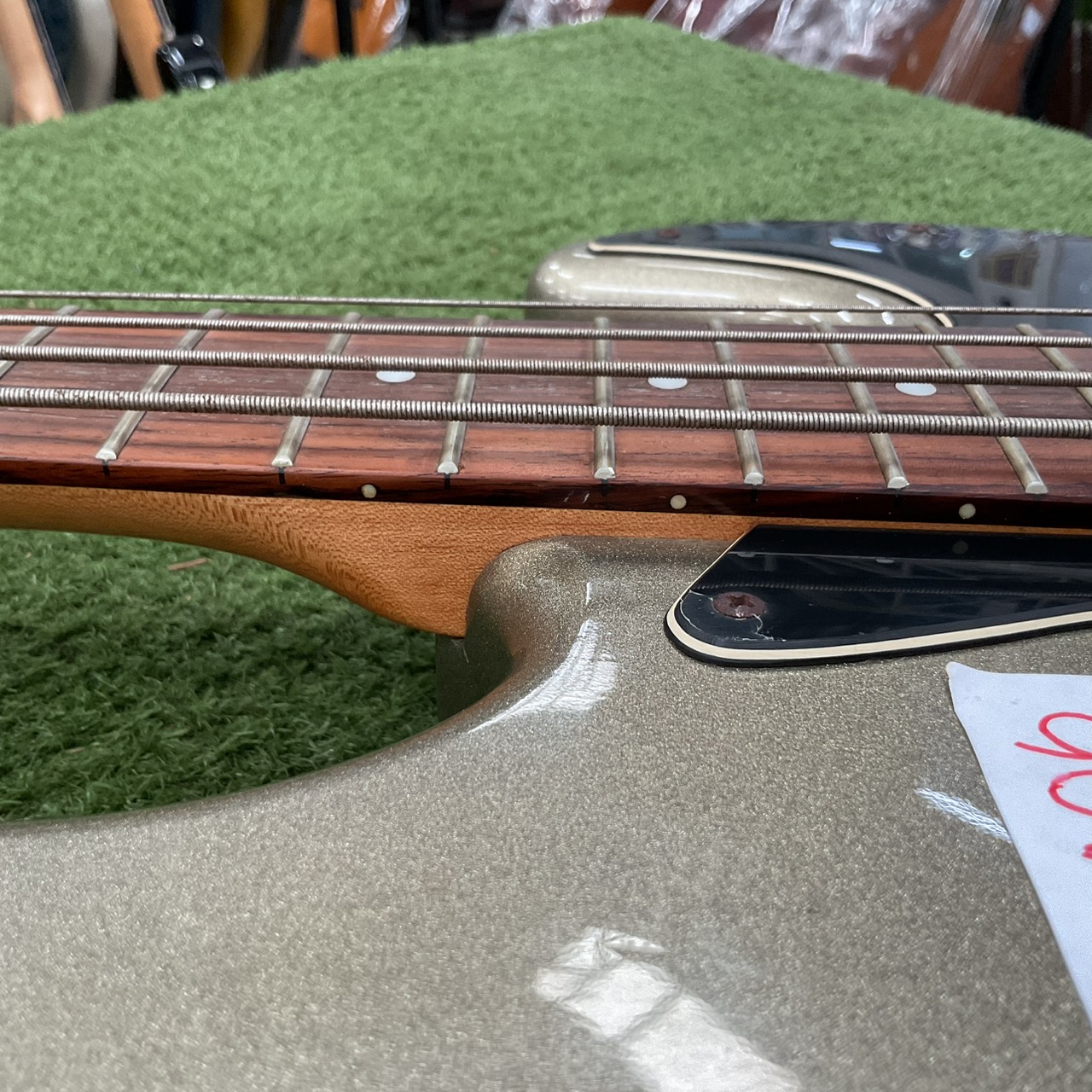 กีต้าร์เบส Legend