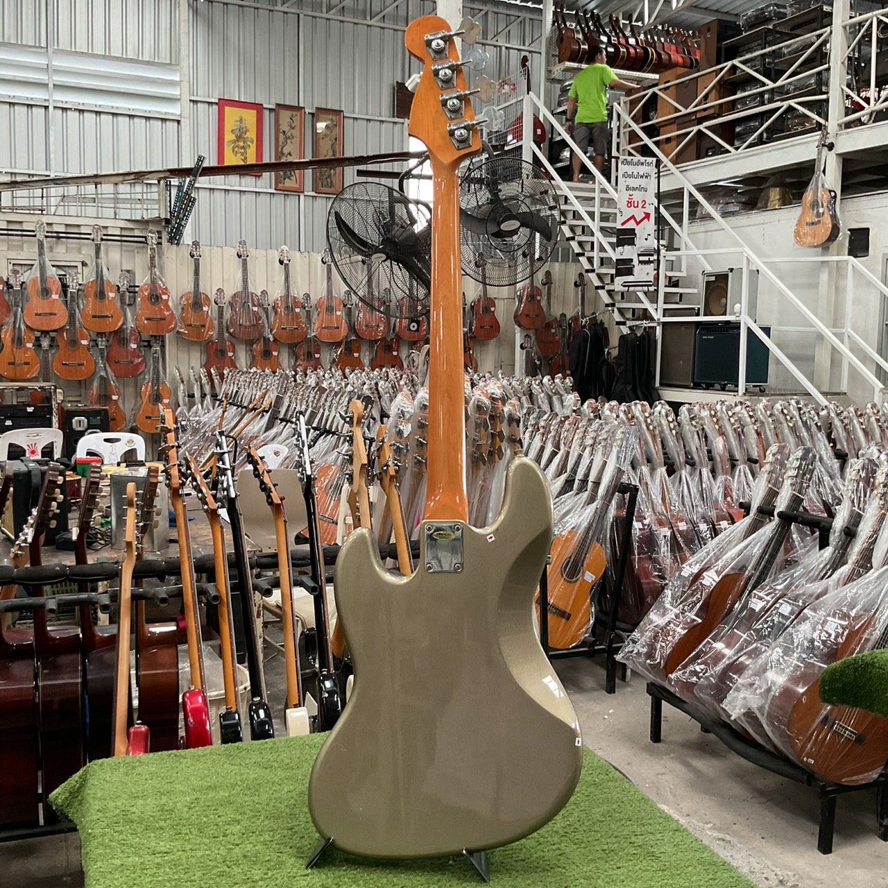 กีต้าร์เบส Legend