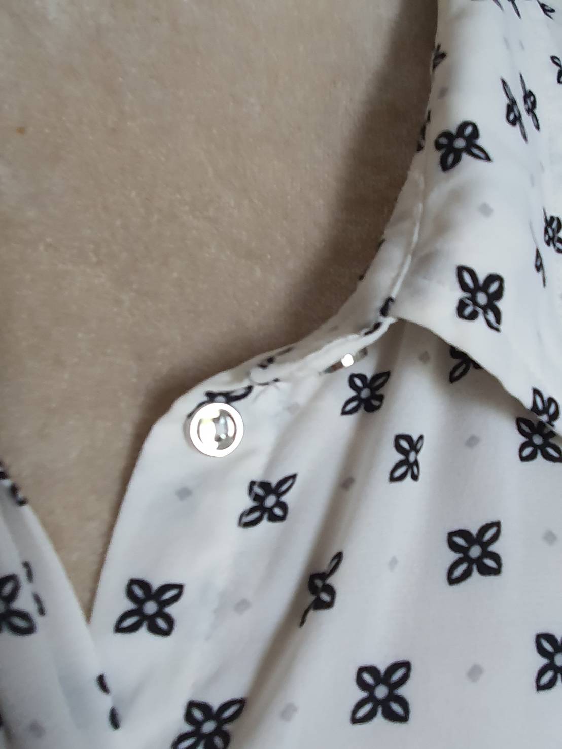 FF05535 เสื้อผ้าชีฟอง สีขาวลายดอกไม้ดำ แบรนด์ lily morgan