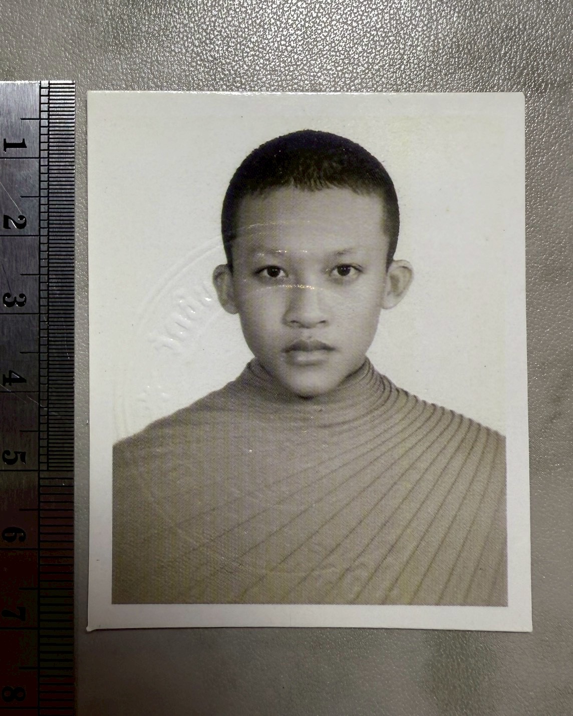 รูปหน้าเณรหลวงพ่อชำนาญ (รุ่น:ตราวัดปั๊มนูน) Luang Por Chamnan's Novice Monk Portrait. (series:temple’s embossed seal) SKU-04010