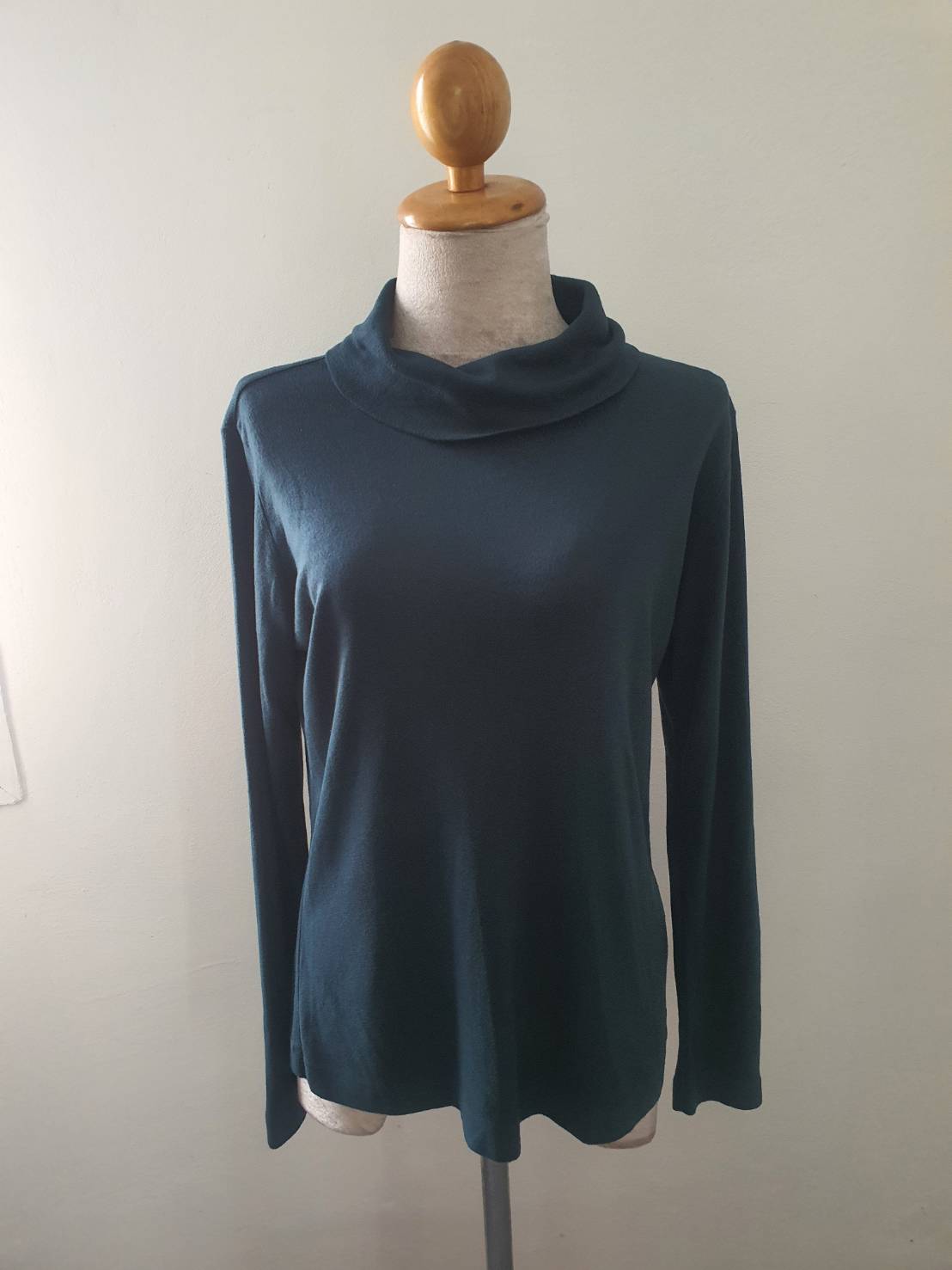 FF06209 เสื้อคอเต่า สีเขียวเข้ม มือสอง แบรนด์ UNIqLO อก 38-42 นิ้ว