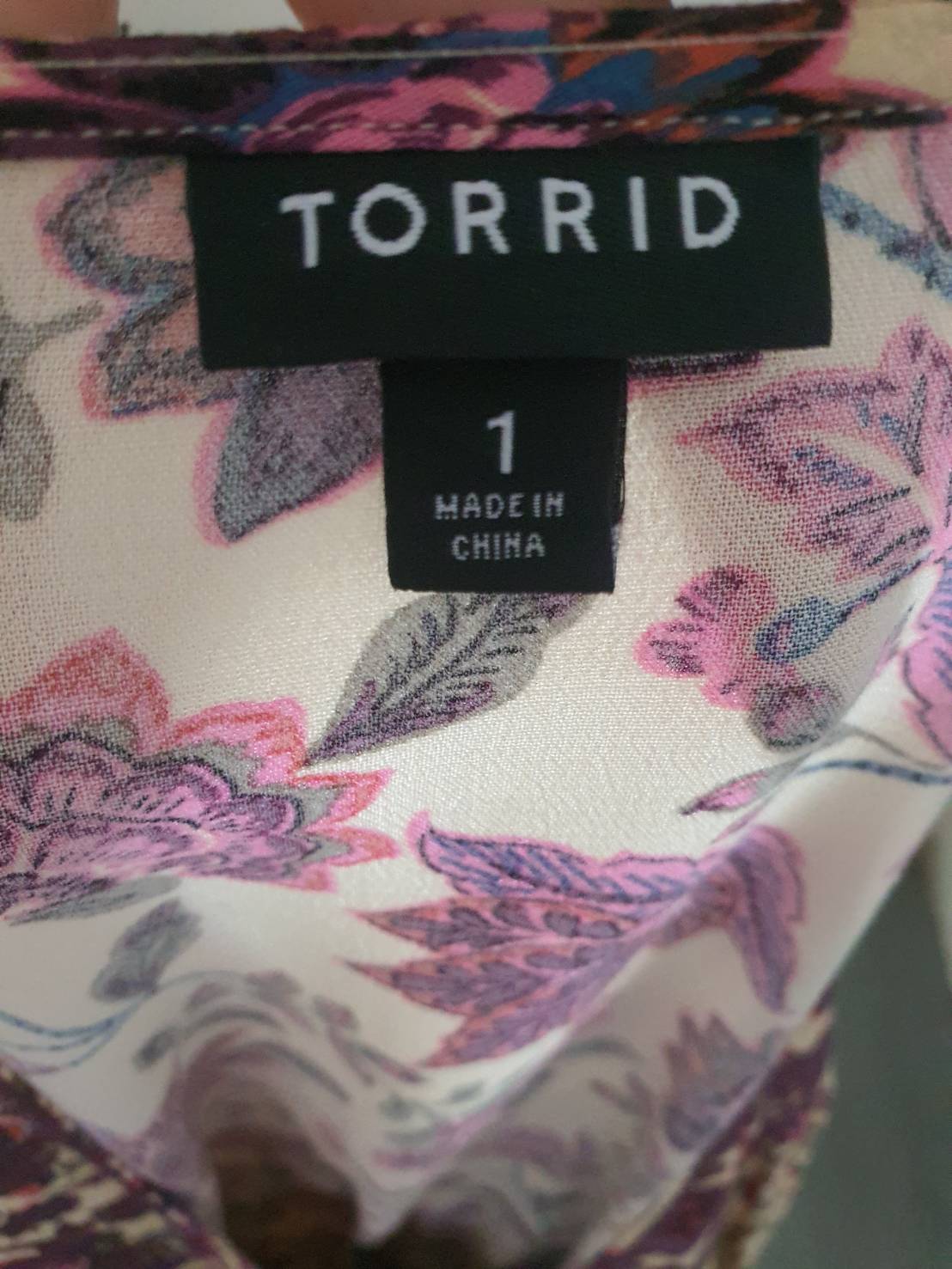 FF06565 เสื้อผ้ามือสอง ลายดอกไม้ TORRID อก 43 นิ้ว