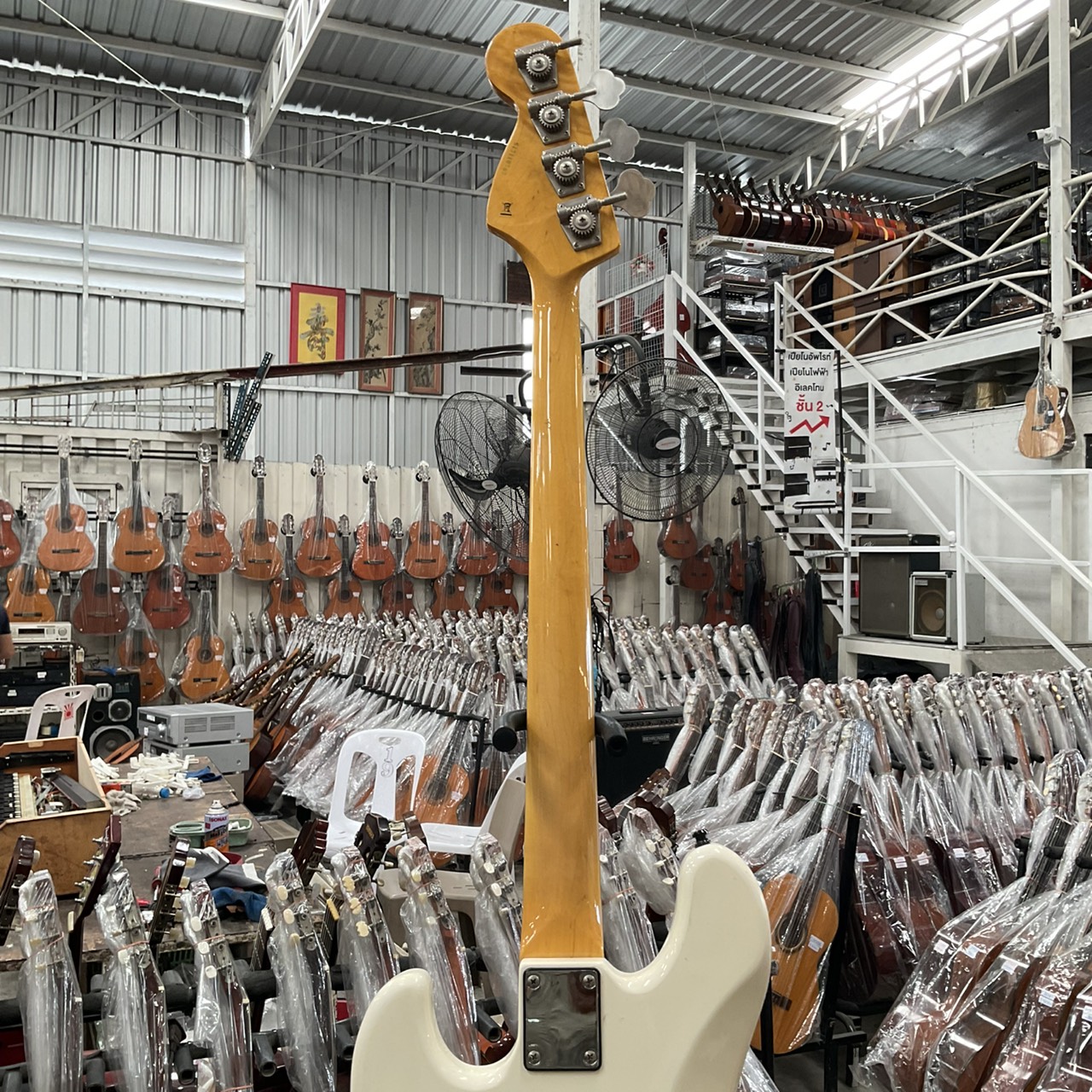 กีต้าร์เบส Legend