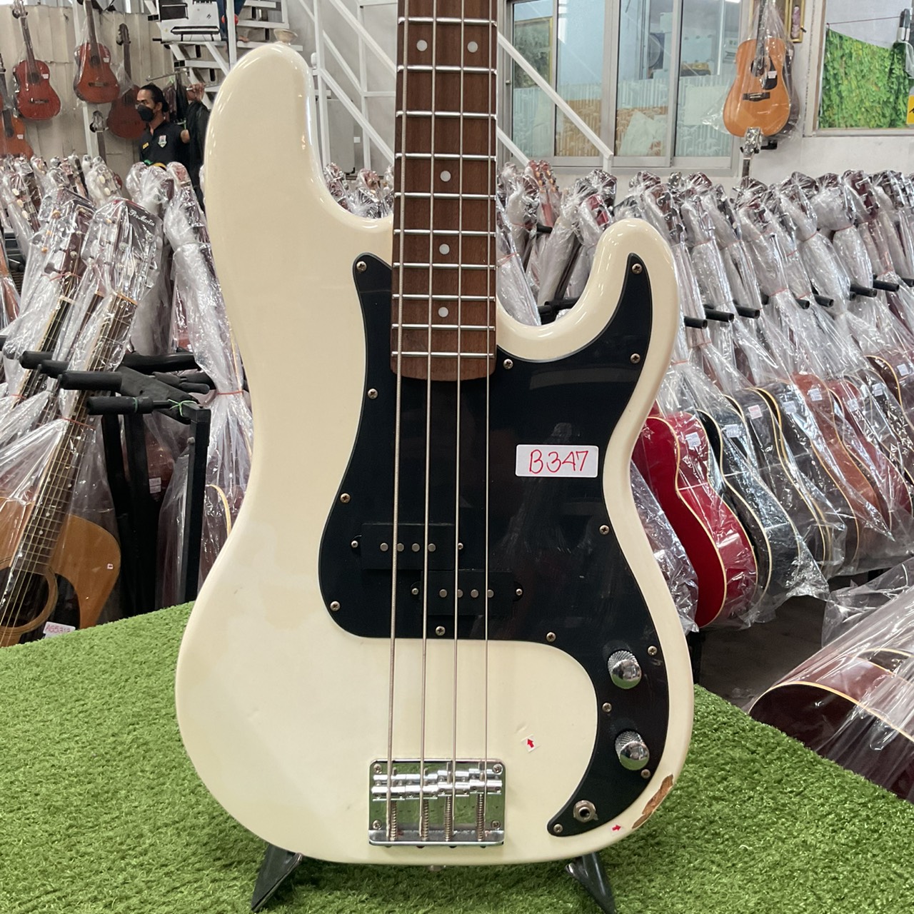 กีต้าร์เบส BUSKER'S