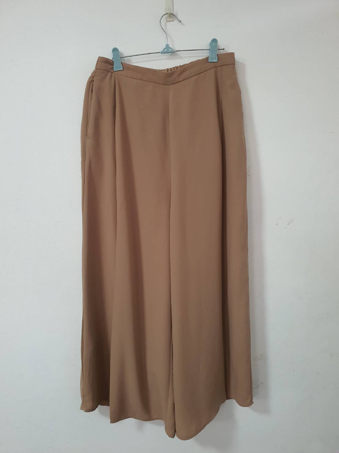 FF06594 กางเกงผ้าชีฟอง มือสอง สีเบจ แบรนด์ GU เป็นแบรนด์ลูกของ UNIQLO เอว 26-32 นิ้ว