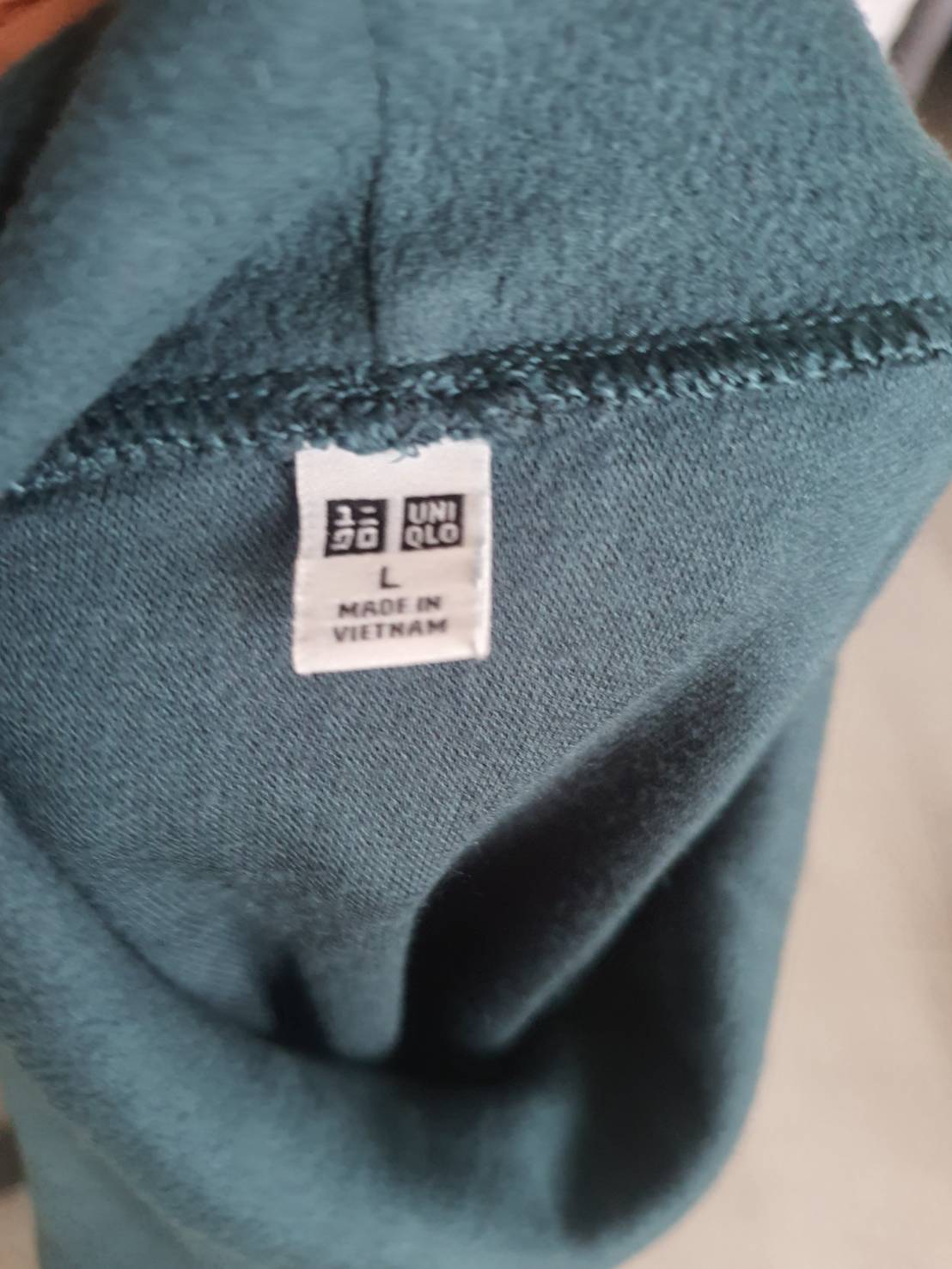 FF06209 เสื้อคอเต่า สีเขียวเข้ม มือสอง แบรนด์ UNIqLO อก 38-42 นิ้ว