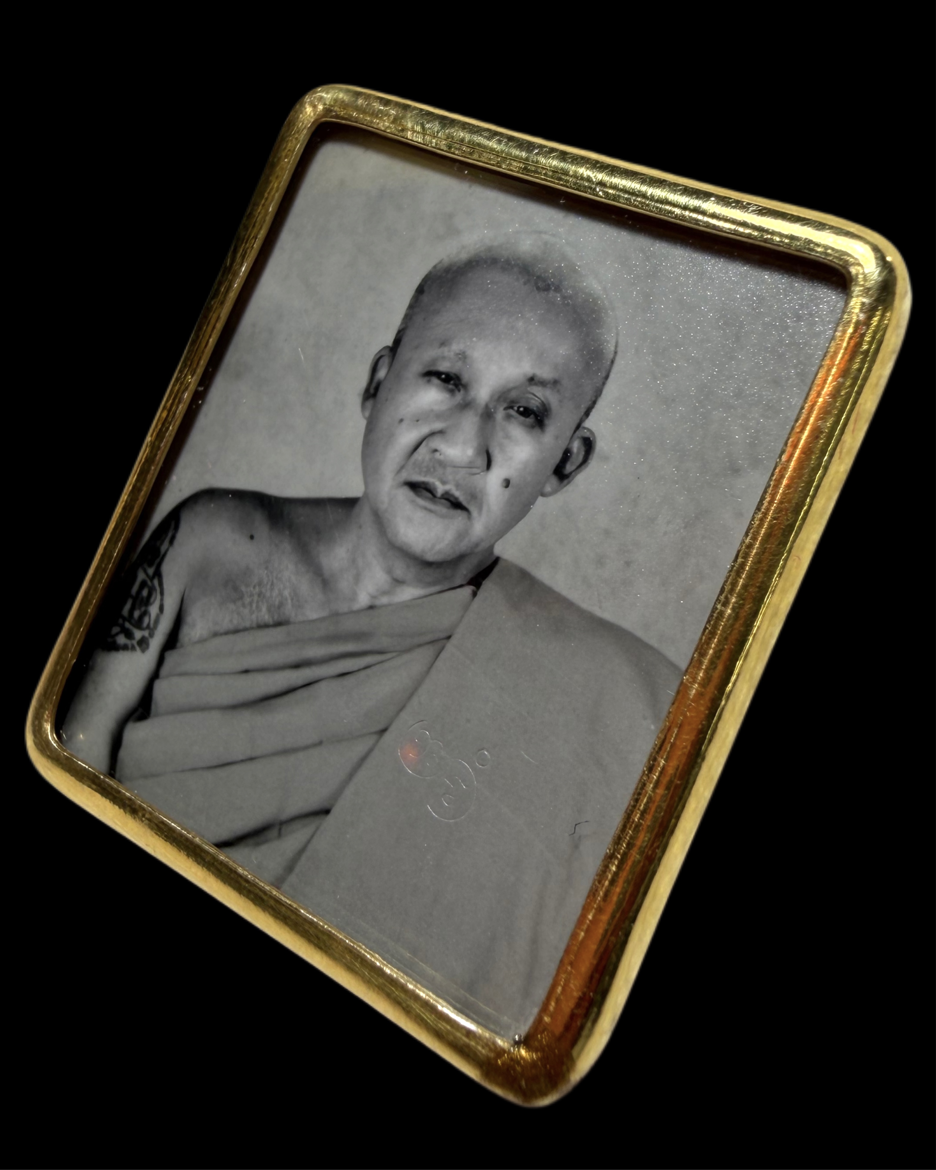 รูปถ่ายหลวงพ่อชำนาญฟิล์มกระจกโบราณ (รุ่น:กองบุญกฐิน2568,หลังเกศา,ตะกรุดทองคำ) Luang Por Chamnan’s Wet-Plate Collodion Portrait. (series:kathina merit fund 2568,with Luang Por Chamnan’s hairs and gold takrud) SKU-04063