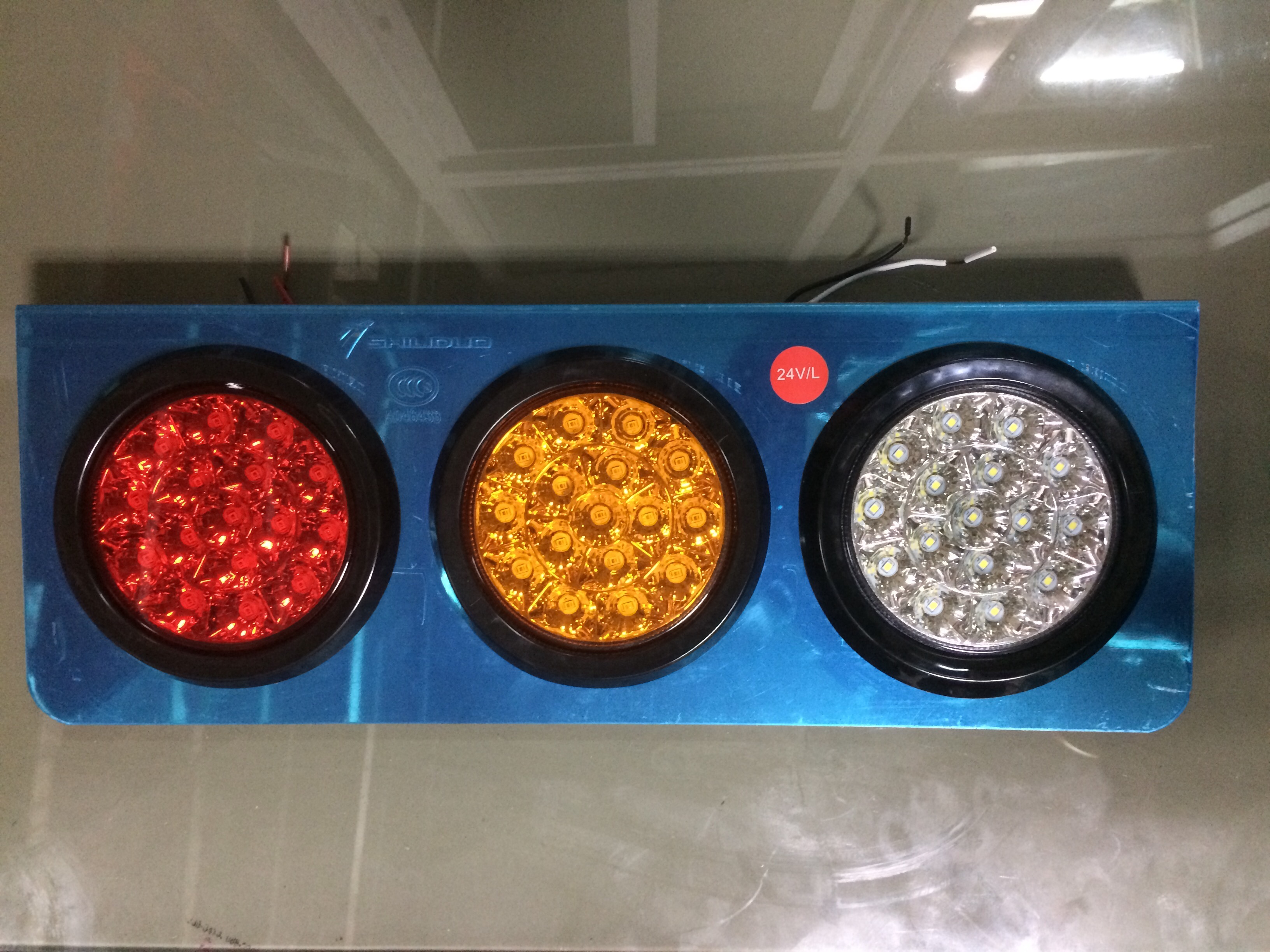 ไฟท้าย LED ขนาด 4 นิ้ว สเตนเลส 3 ตอน