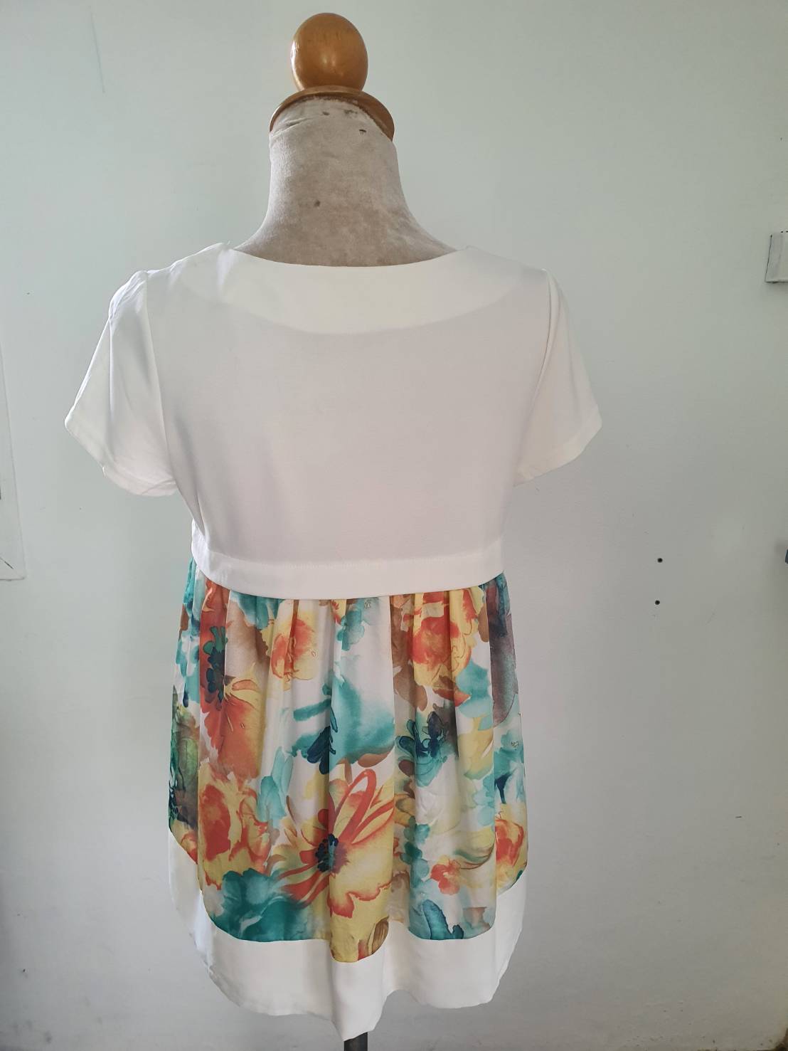FF05632 เสื้อผ้ามือสอง สีขาวลาย tocco อก 33-34 นิ้ว