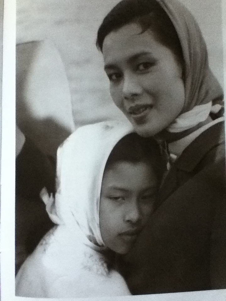 ภาพถ่ายฝีพระหัตถ์พระบาทสมเด็จพระเจ้าอยู่หัว พิมพ์เนื่องในวโรกาสพระราชพิธีมหามงคลเฉลิมพระชนมพรรษา 5 รอบ และพระราชพิธีรัชมังคลาภิเษก