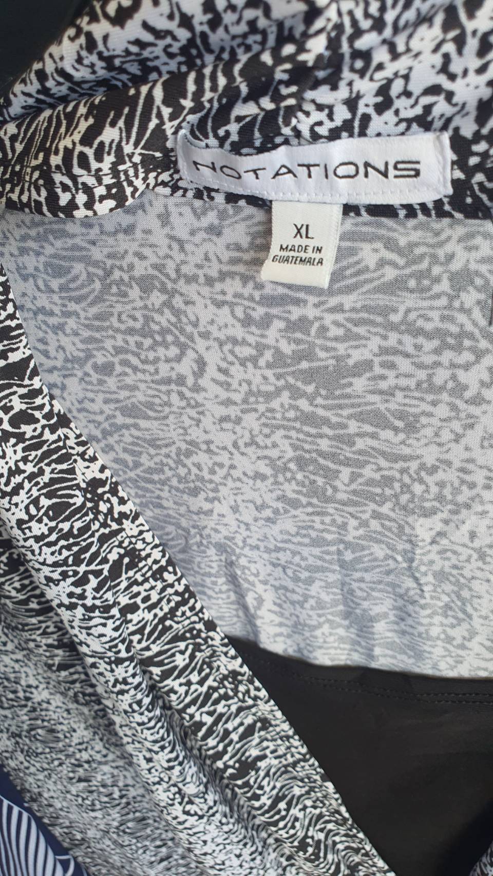 FF03060 เสื้อผ้ามือสอง สีดำขาว แบรนด์ notations อก 42-46 นิ้ว