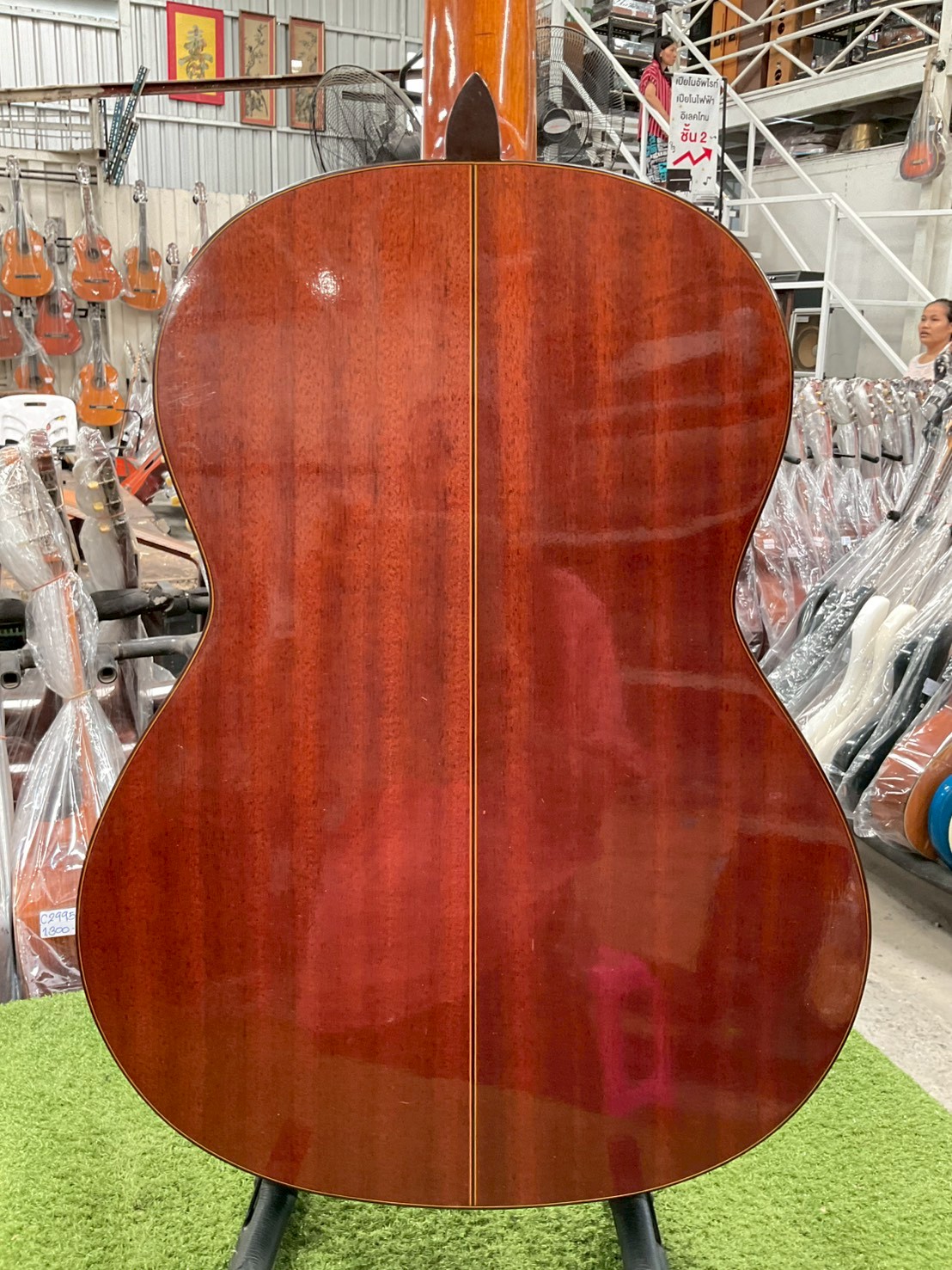 กีต้าร์คลาสสิค ยี่ห้อตามภาพ