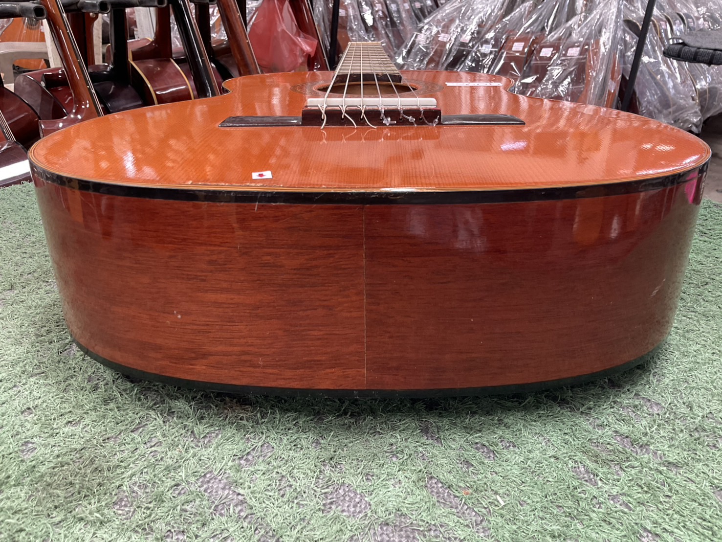 กีต้าร์คลาสสิค ยี่ห้อตามภาพ