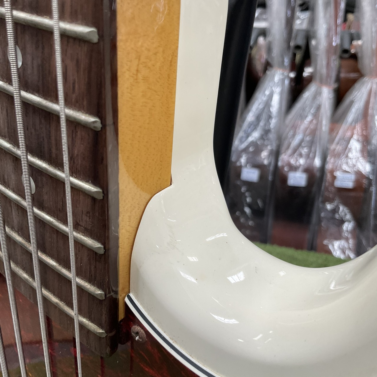 กีต้าร์เบส Legend