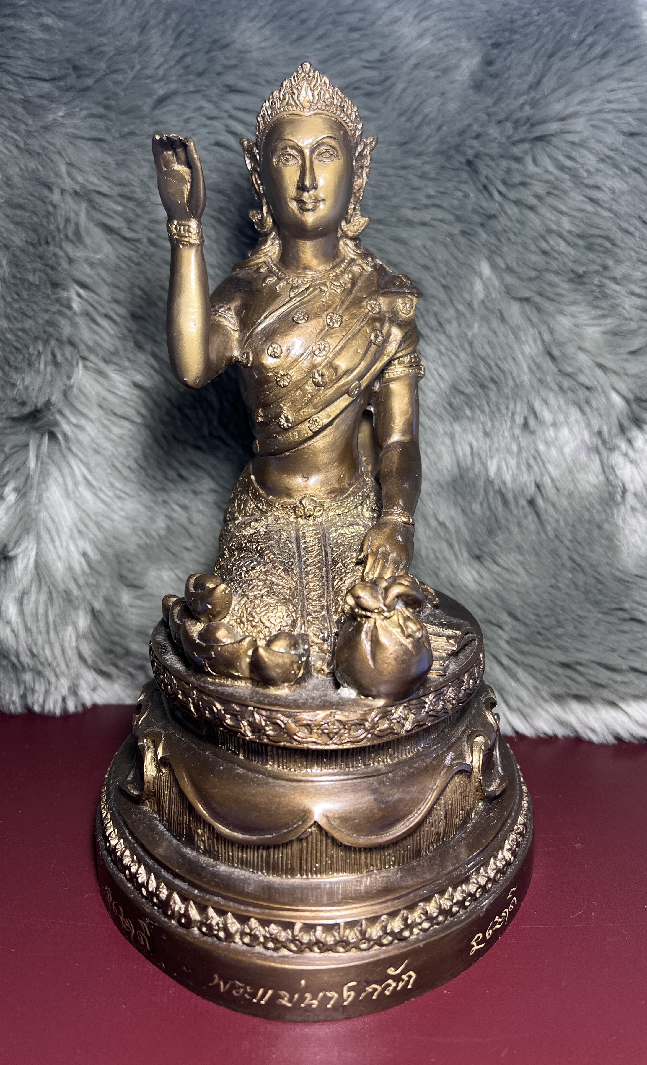 นางกวัก (ขนาดบูชา: สูง 9 นิ้ว x กว้าง 5 นิ้ว, เนื้อโลหะ, รมมันปู) Nang Kwak. (altar statue: height 9 inches x width 5 inches, metal material, brown plated) SKU-02034