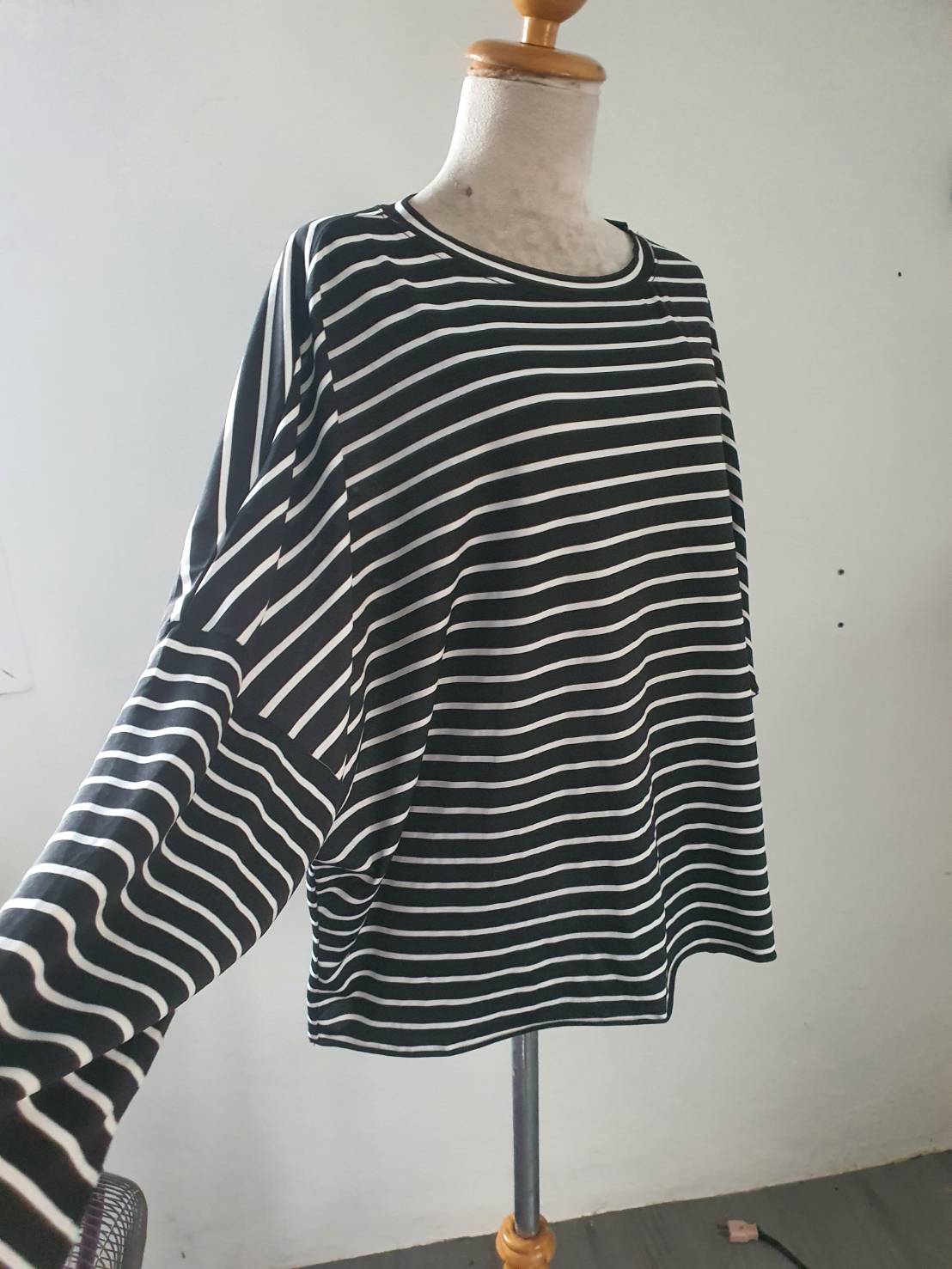FF05789 เสื้อผ้ามือสอง สีดำลายทาง แบรนด์ อก free-62 นิ้ว