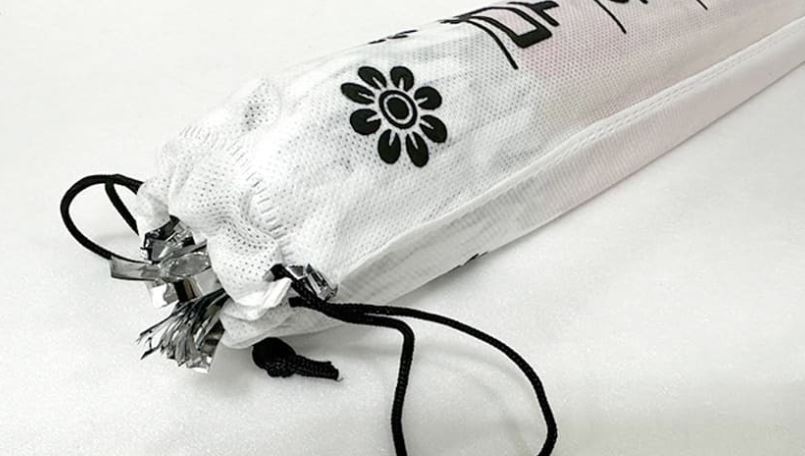 พัดฟ้อนรำเกาหลี พัดฟ้อนรำพื้นบ้านเกาหลีปลายพัดทำจากกระดาษฟอยล์ 한국 댄스 팬 한국의 민속춤 부채, 부채의 끝부분은 호일 종이로 되어 있습니다 Korean Dance Fan Korean Folk Dance Fan [The Tip of the Fan is Made of Foil Paper]