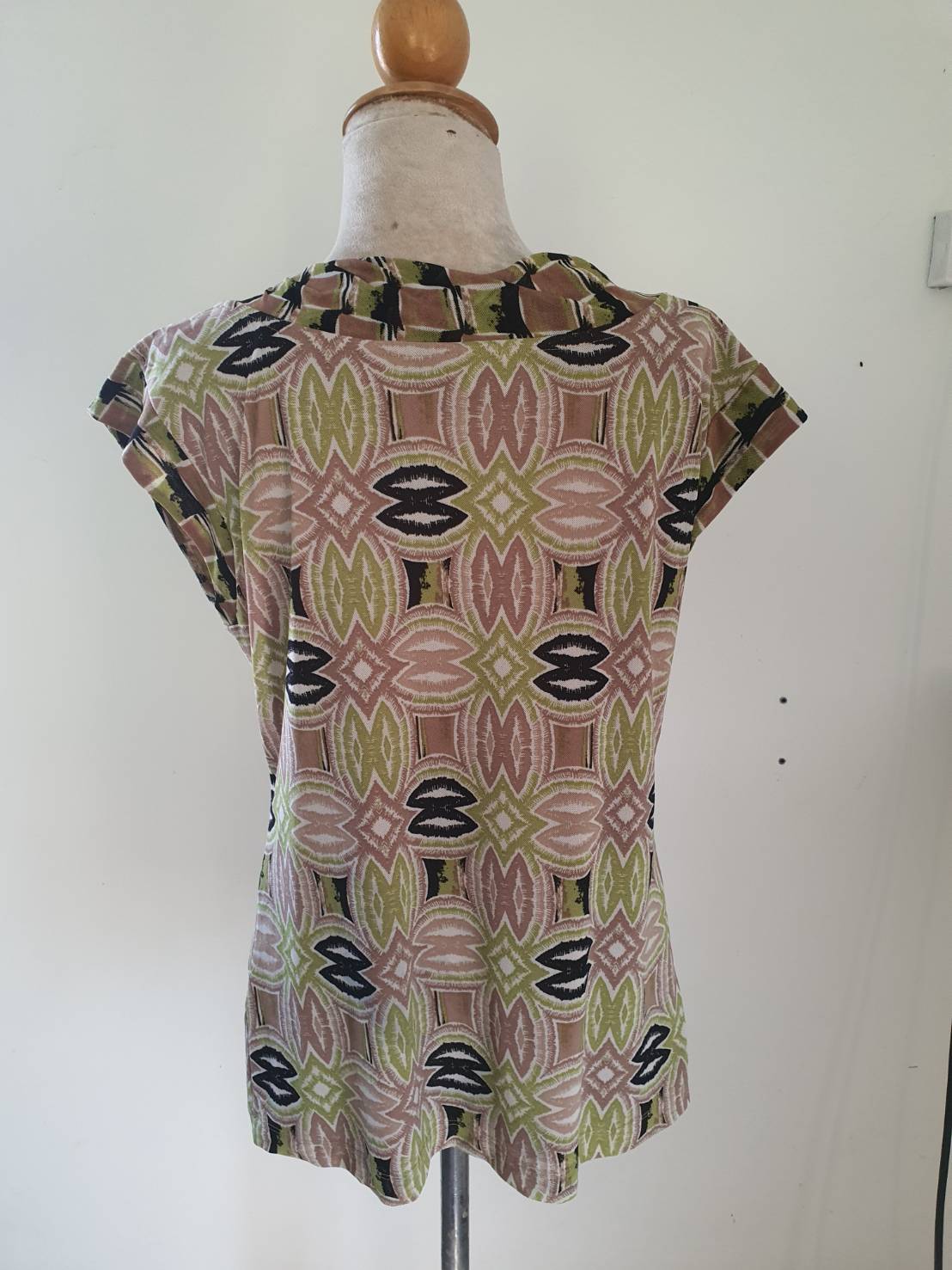 FF05796 เสื้อผ้ามือสอง ลายน้ำตาลเขียว DANA BUCHMAN อก 38-42 นิ้ว