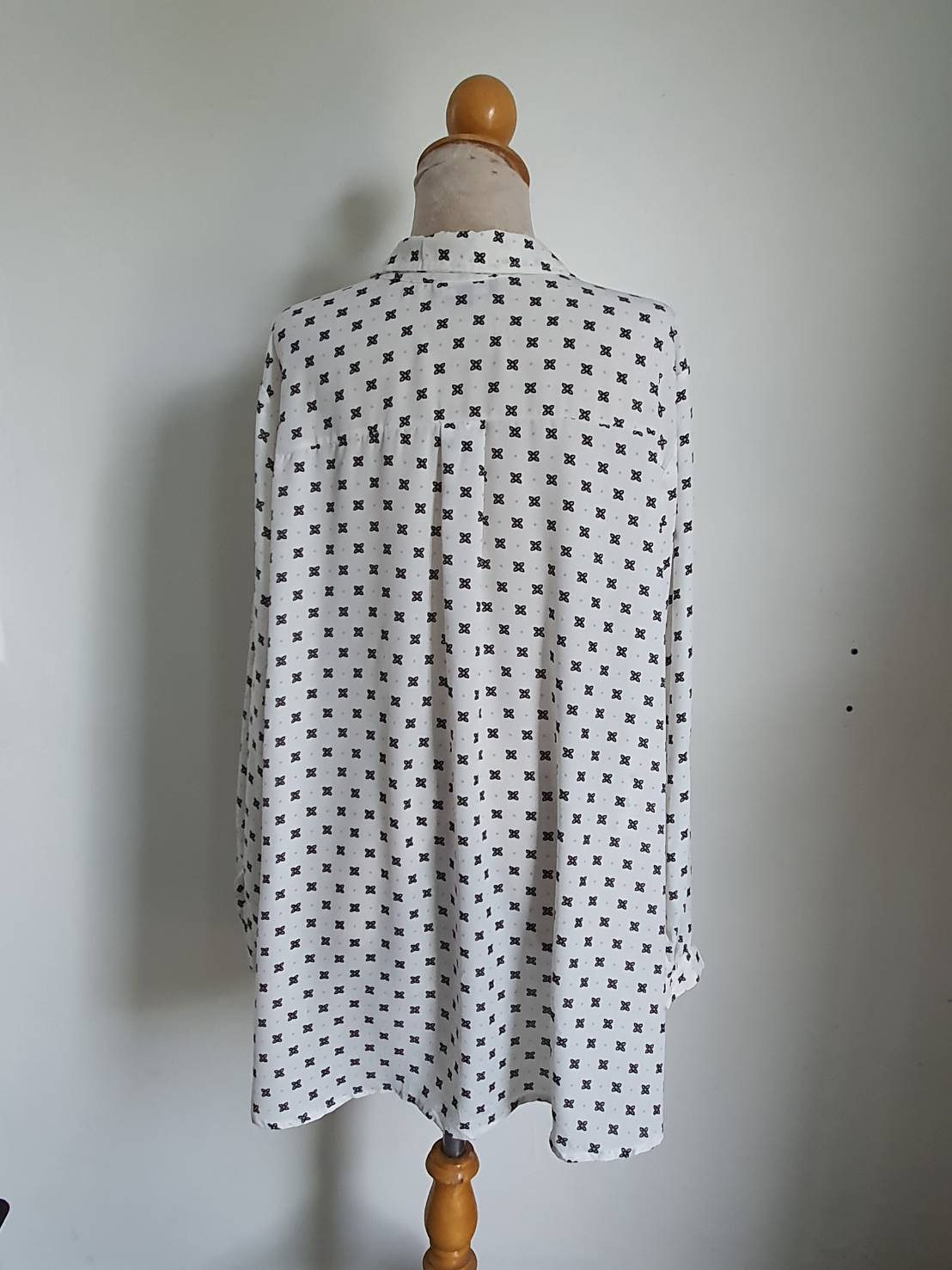 FF05535 เสื้อผ้าชีฟอง สีขาวลายดอกไม้ดำ แบรนด์ lily morgan